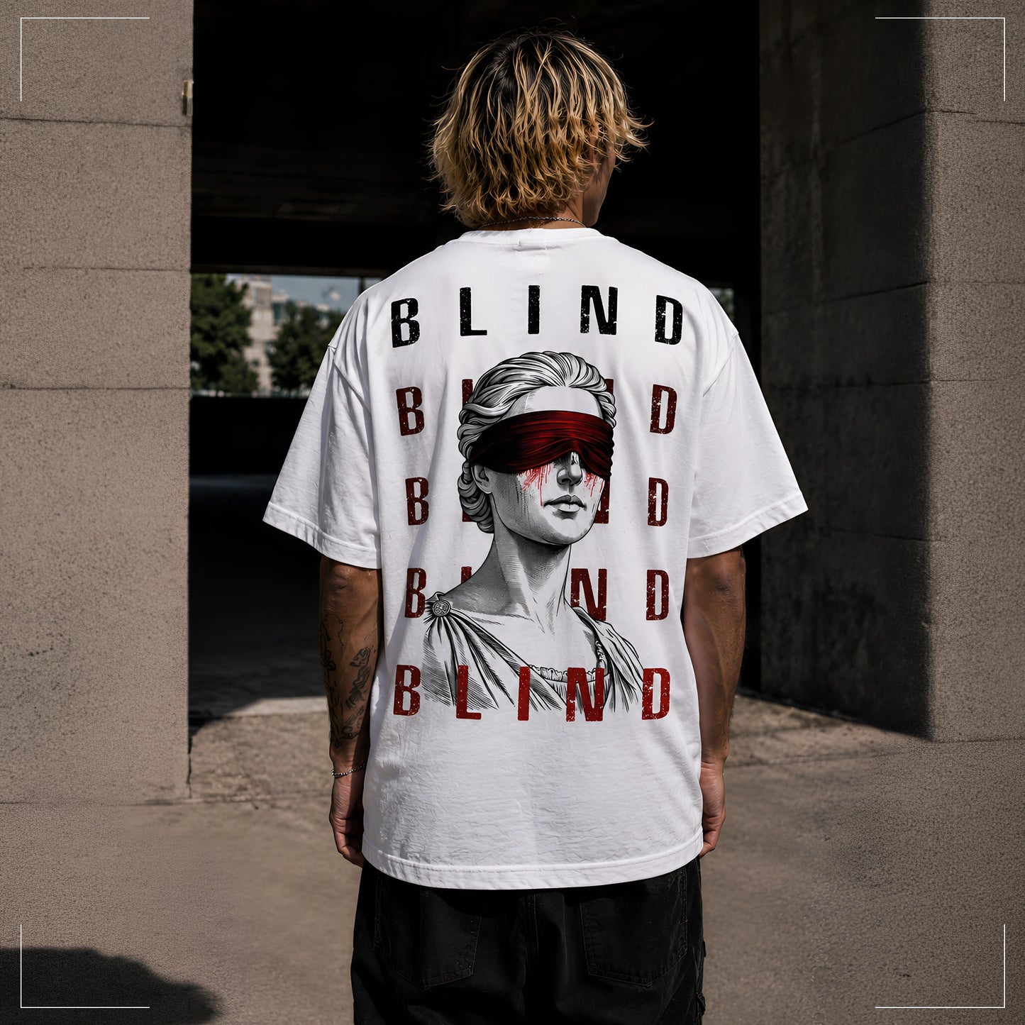 Rückansicht des Rodney Logan BLIND weißen Oversized T-Shirts mit grafischer Büste und wiederholtem "BLIND"-Schriftzug in Schwarz und Rot.