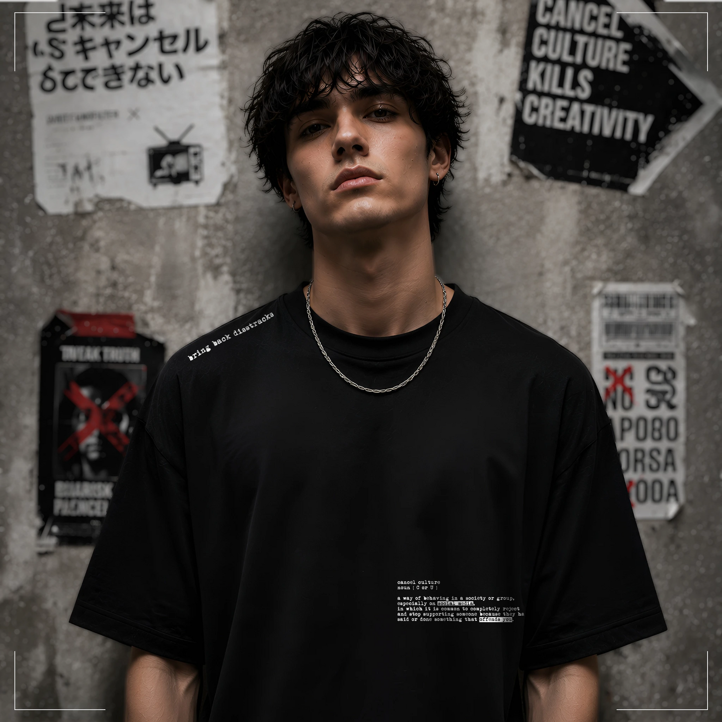 Detailansicht des Rodney Logan CANCEL CULTURE schwarzen Oversized T-Shirts mit kleinem typografischem Brustprint und Schriftzug auf der Schulter.
