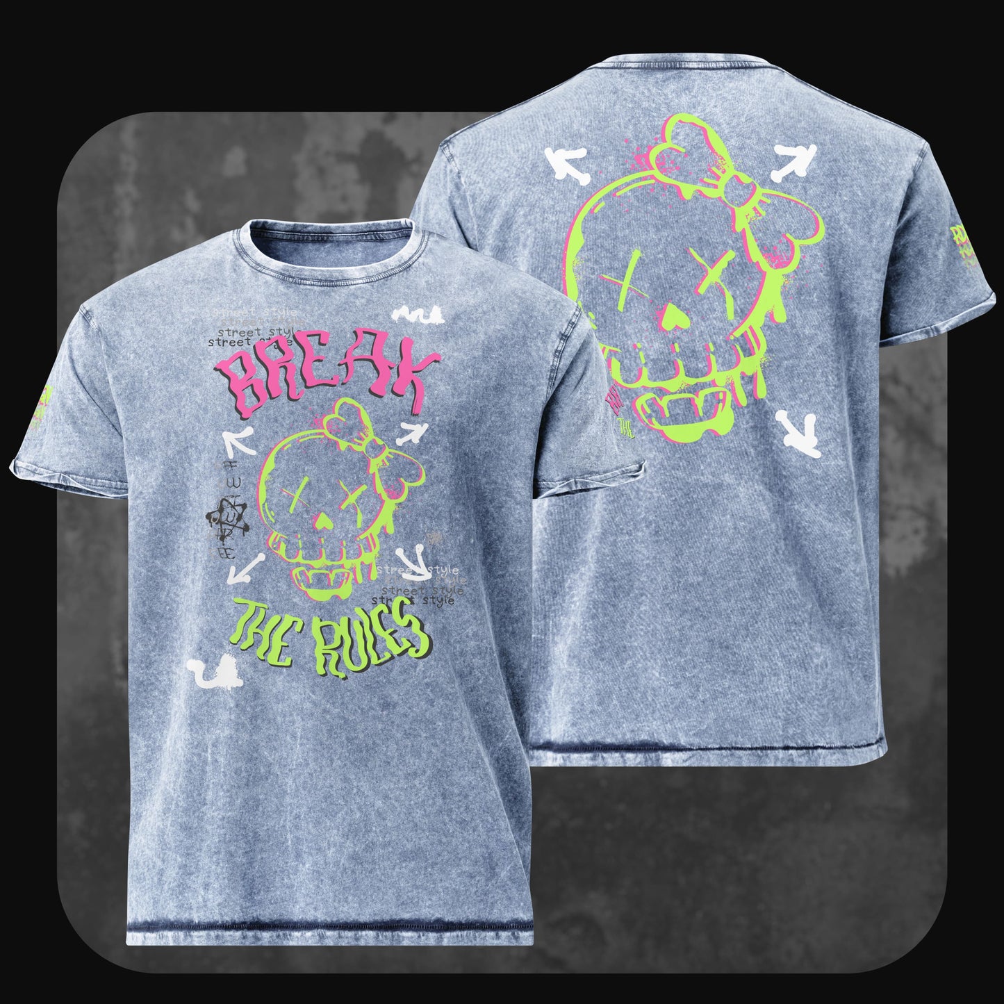 Verwaschen blaues Denim-T-Shirt mit neonfarbenem Totenkopf-Motiv vorne und hinten; pink-grüne Typografie im Street-Art-Stil.
