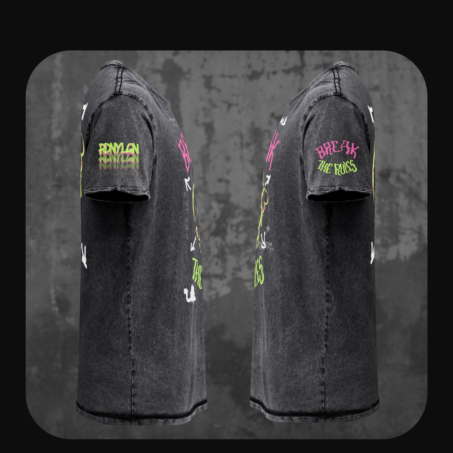 Seitenansicht des schwarzen Denim-T-Shirts mit neonfarbenem Print; linke Ärmelseite zeigt "RODNY LOGAN", rechte Seite "BREAK THE RULES".