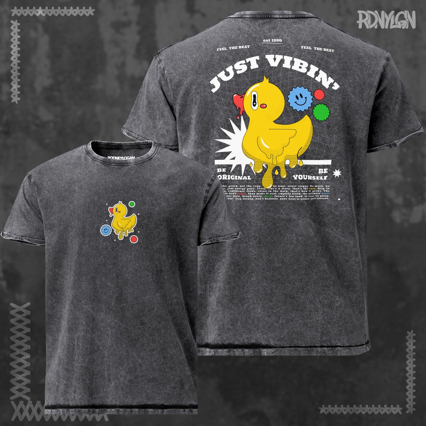 Schwarzes Acid-Wash-T-Shirt mit kleinem gelbem Entchen-Print vorne. Rückseite mit großem Entchen, bunten Details und dem weißen Schriftzug „JUST VIBIN’“.