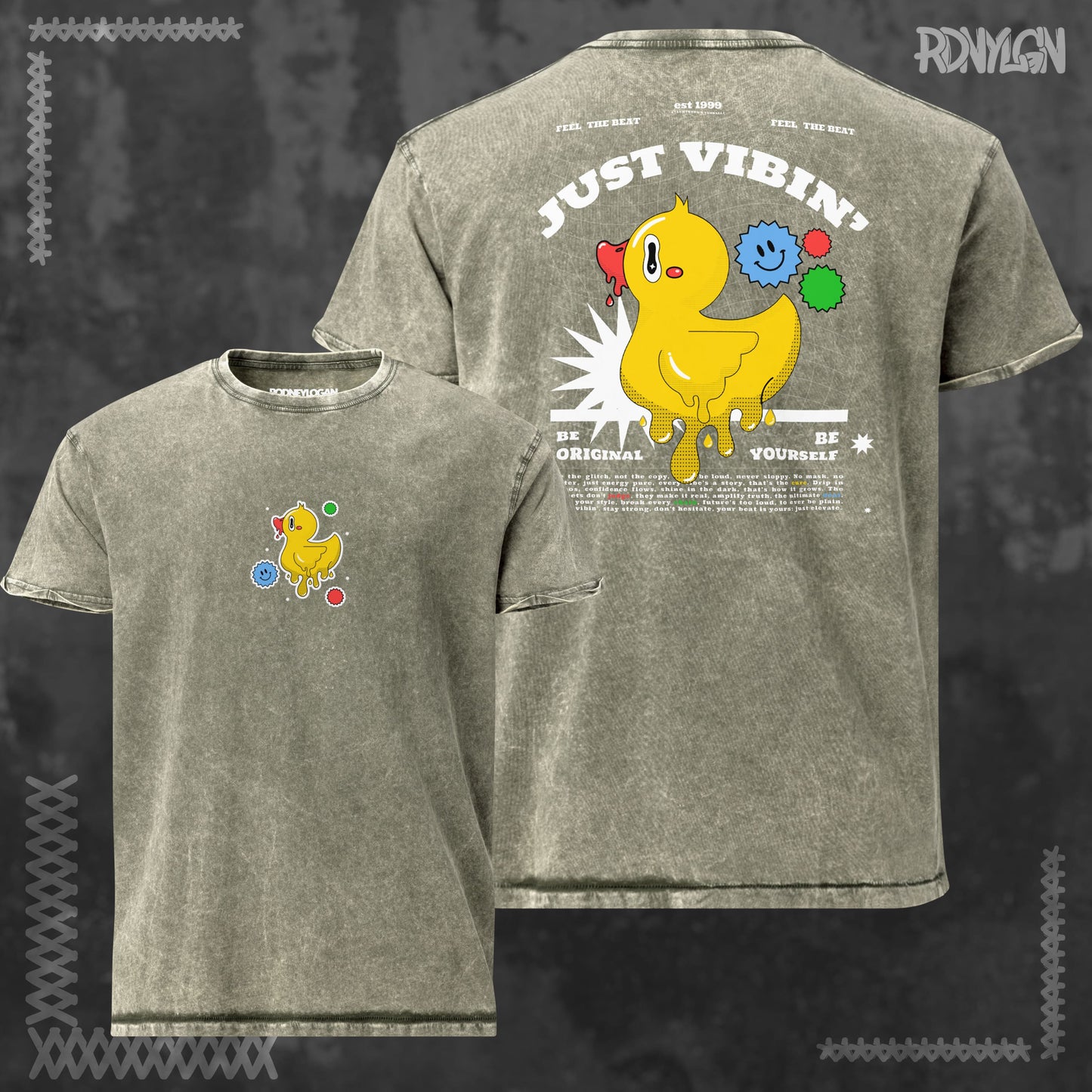 Grünes Acid-Wash-T-Shirt mit kleinem gelbem Entchen-Print vorne. Rückseite mit großem Entchen, bunten Elementen und der Aufschrift „JUST VIBIN’ – Be Yourself“.
