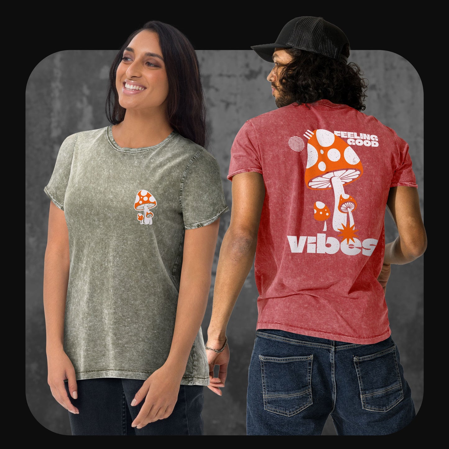 Eine Frau trägt ein grünes Acid-Wash-T-Shirt mit kleinem Fliegenpilz vorne, daneben ein Mann mit rotem Acid-Wash-T-Shirt, dessen Rückseite ein großes Pilzmotiv mit Text „Feeling Good Vibes“ zeigt.