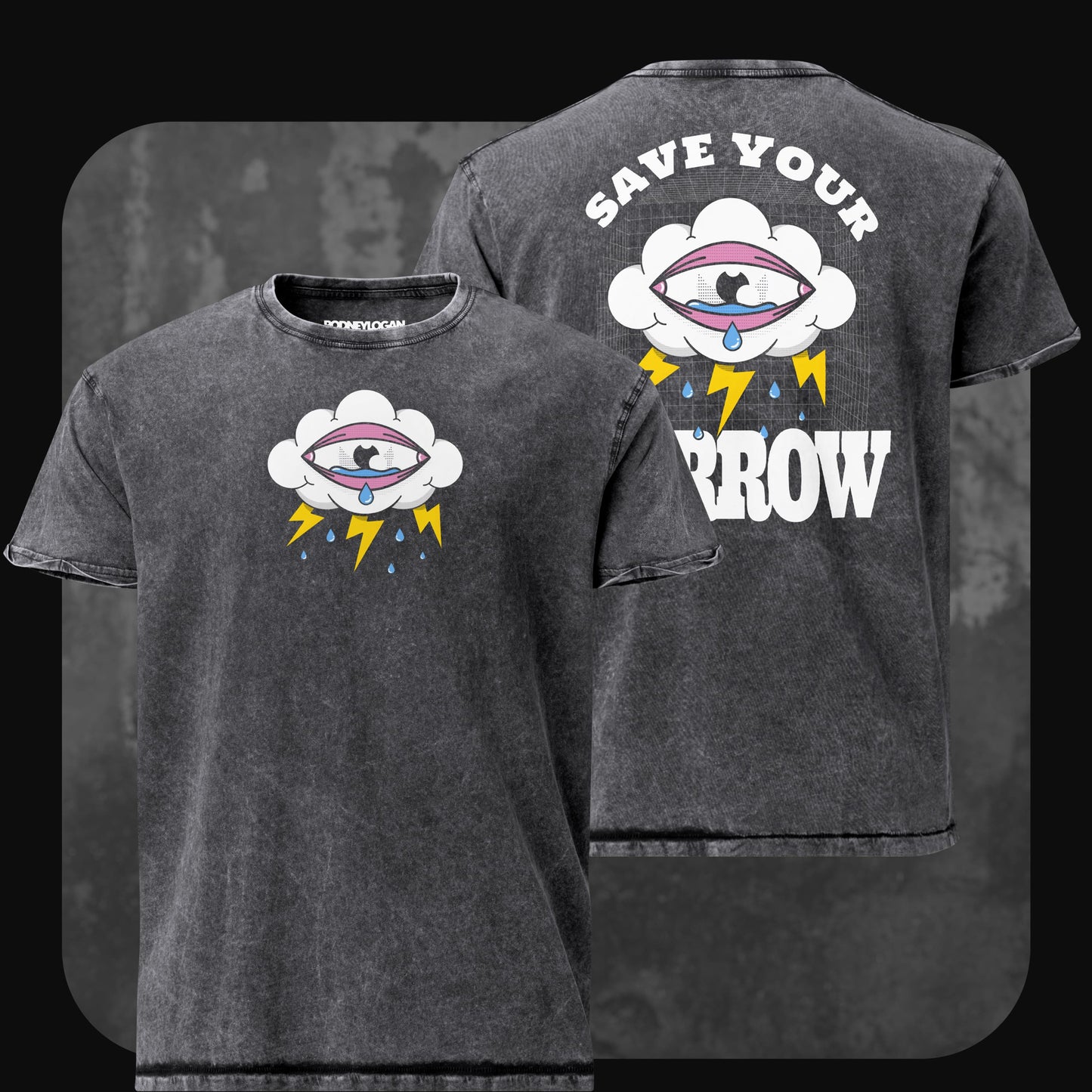 Graues, ausgewaschenes Vintage-T-Shirt mit kleiner Frontgrafik einer Wolke mit Auge, Tropfen und Blitzen. Auf der Rückseite großer Druck mit derselben Grafik und dem Text „SAVE YOUR SORROW“.