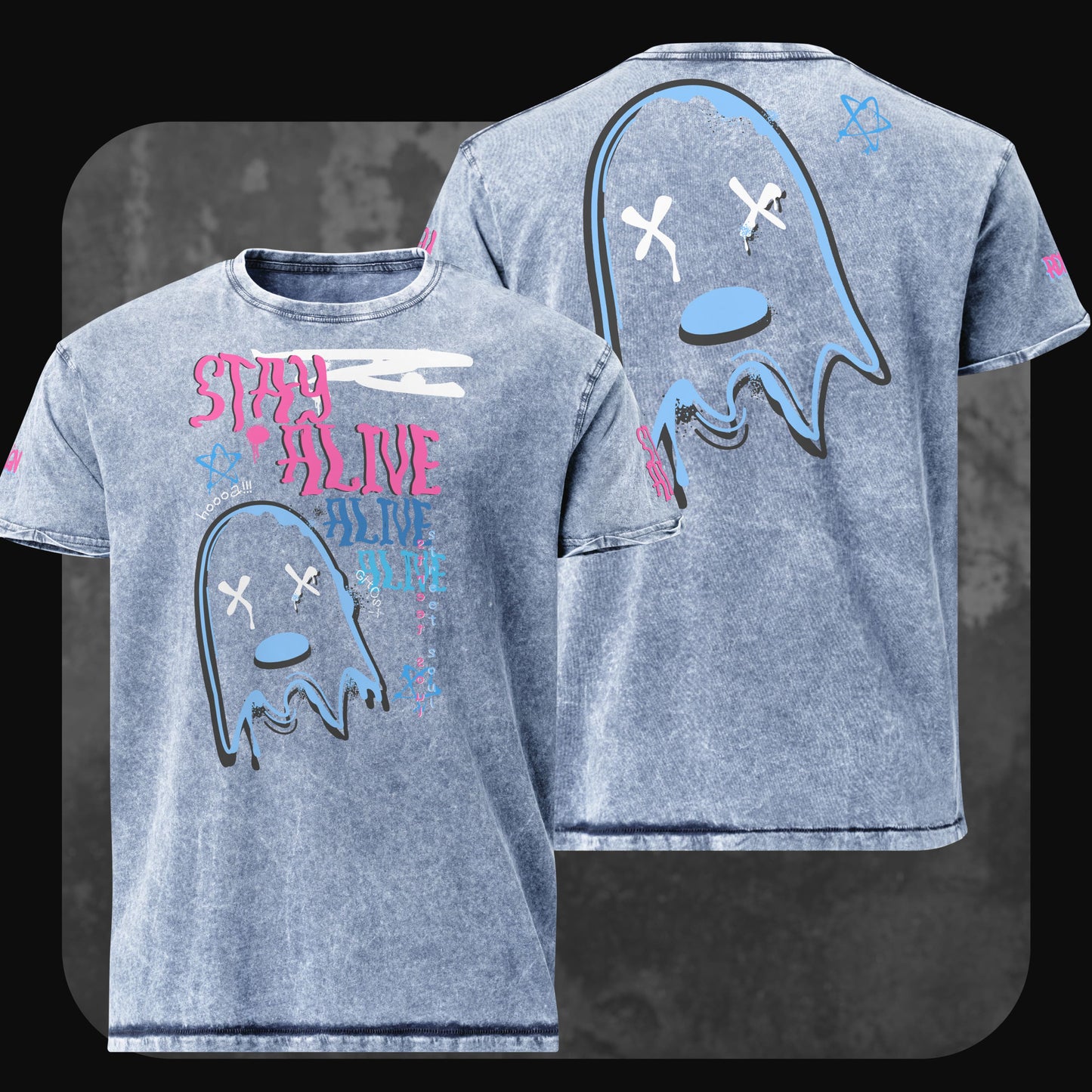Verwaschenes blaues T-Shirt mit pink-blauen Streetart-Prints, Comic-Gespenst und dem Schriftzug “Stay Alive”.