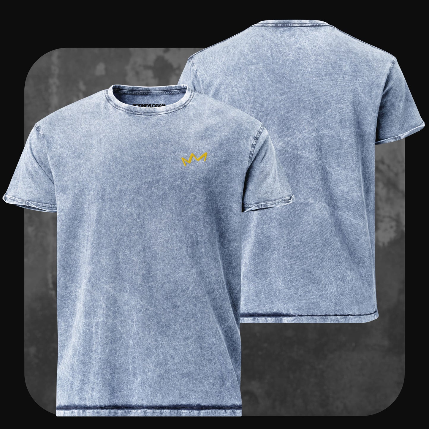 Blaues T-Shirt im verwaschenen Acid-Wash-Design mit gelbem Kronenlogo links auf der Brust. Rückseite unbedruckt.