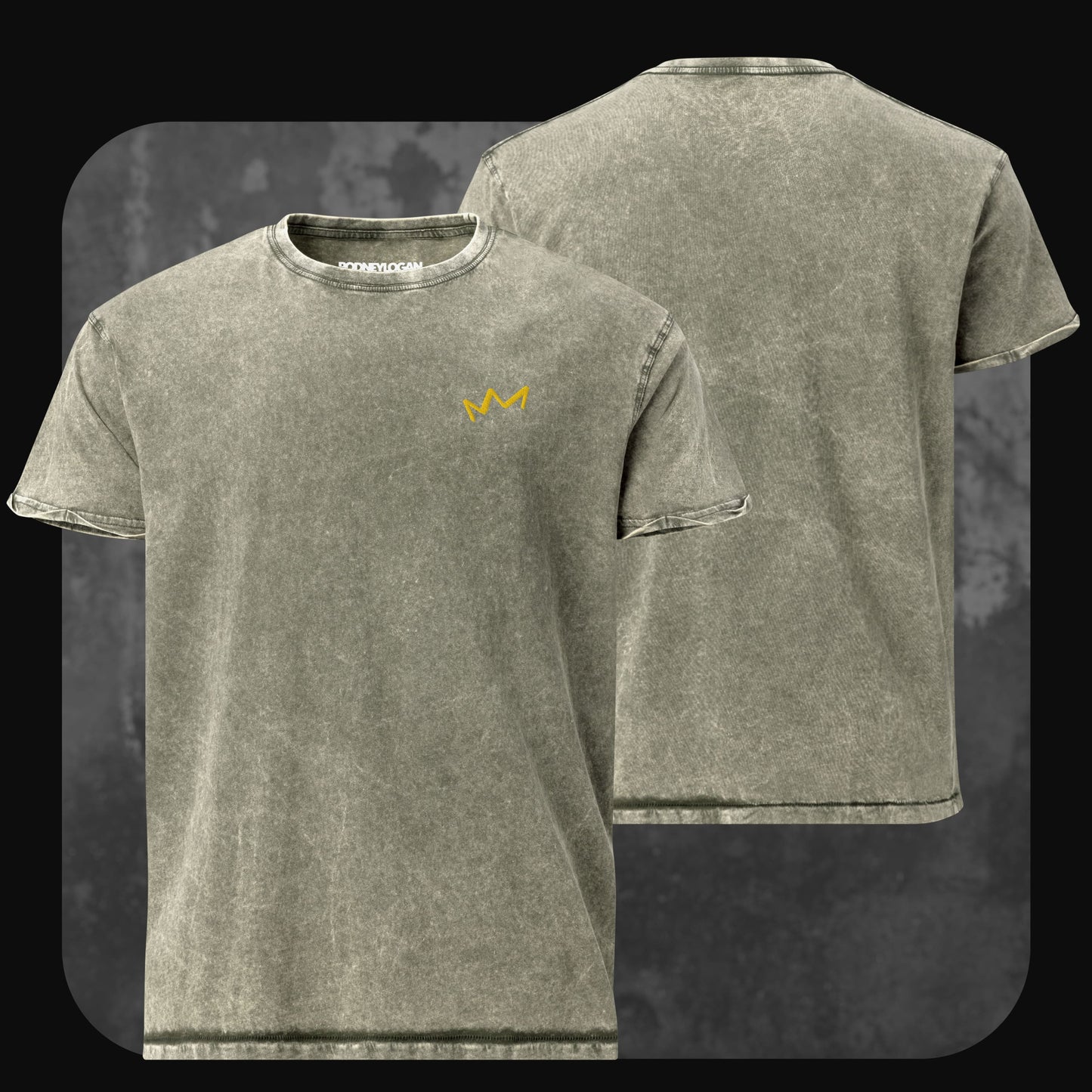 Olivgrünes T-Shirt im verwaschenen Acid-Wash-Stil mit gelbem Kronenmotiv links auf der Brust. Rückseite unbedruckt.