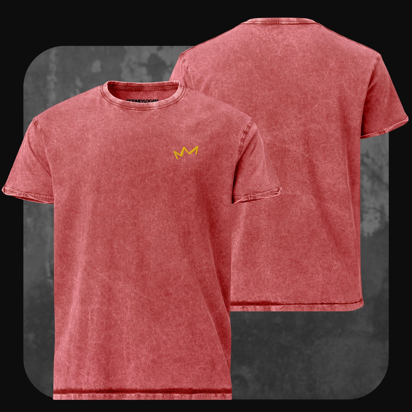 Rotes T-Shirt im verwaschenen Acid-Wash-Stil mit kleiner gelber Krone links auf der Brust. Rückseite schlicht ohne Motiv.
