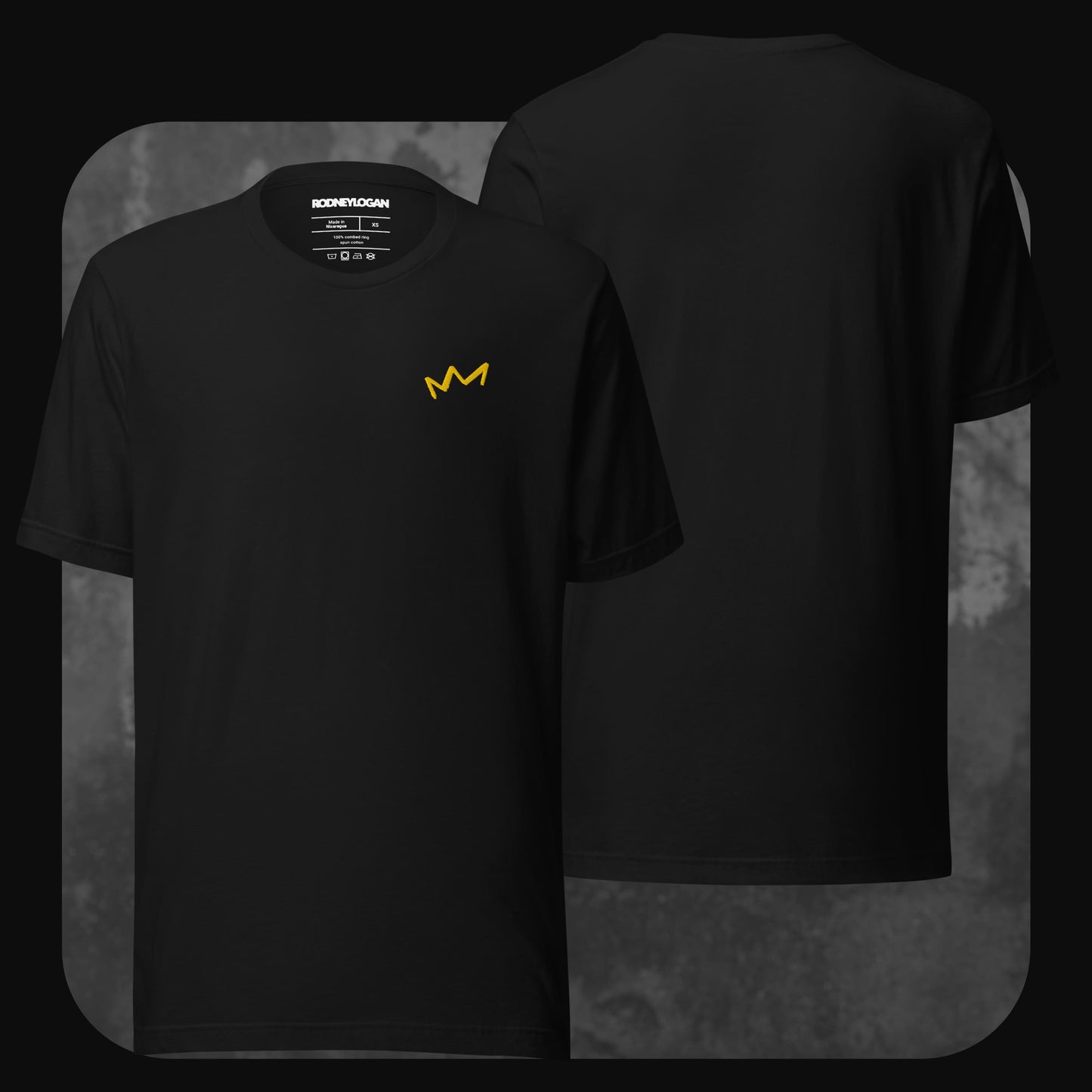 Schwarzes T-Shirt mit gelber Krone als Bruststickerei links oben. Rückseite schlicht und unbedruckt.