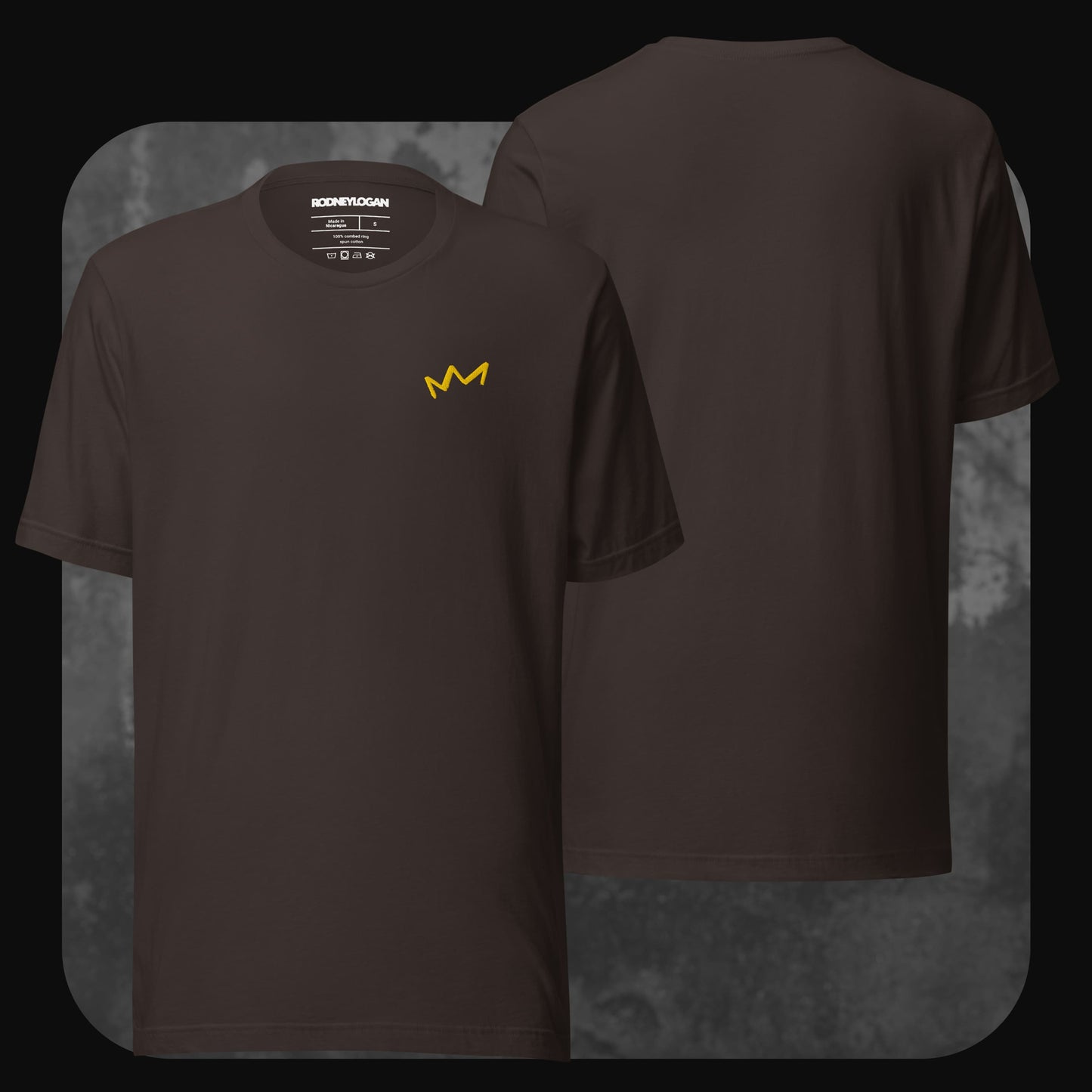 Dunkelbraunes T-Shirt mit kleiner gelber Krone links auf der Brust. Rückseite schlicht.