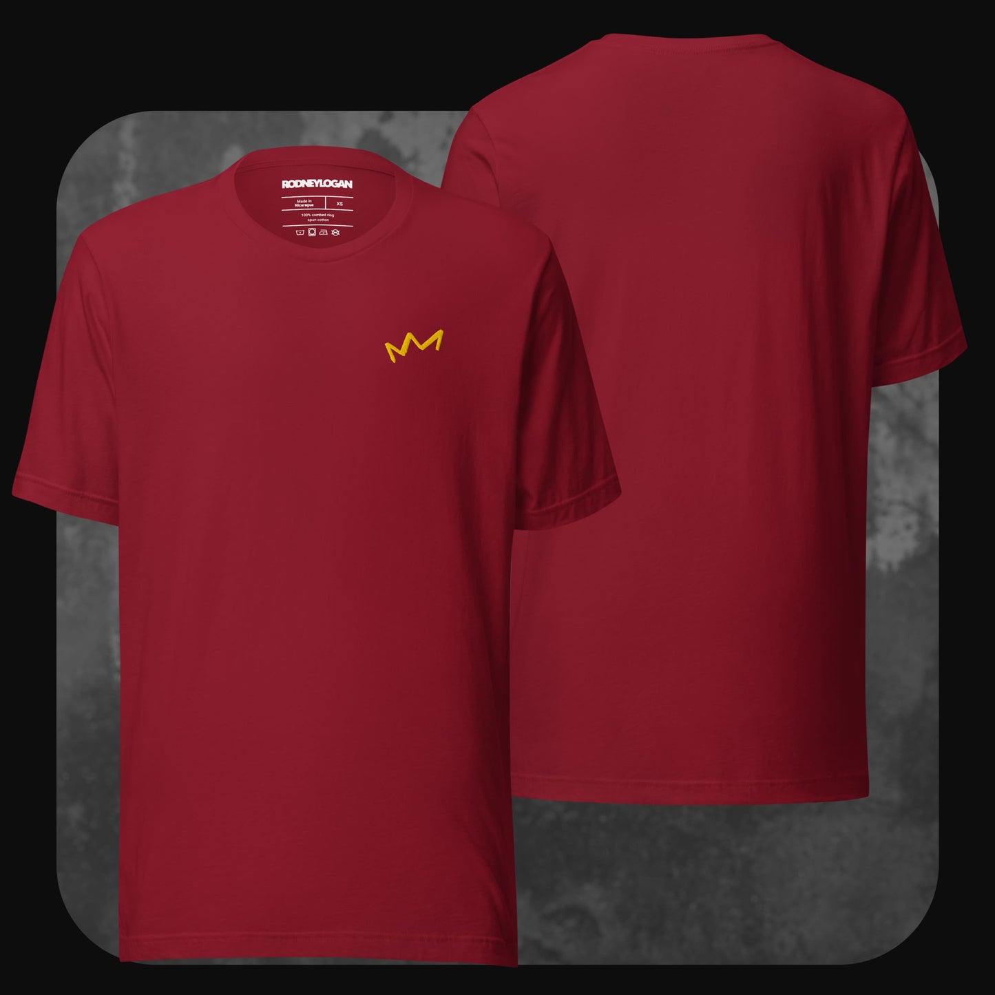 Bordeauxrotes T-Shirt mit gelbem Kronenlogo links auf der Brust. Rückseite unbedruckt.