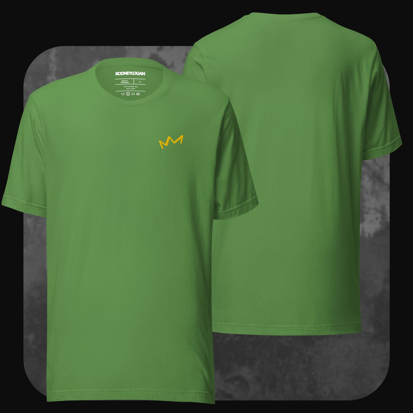 Grünes T-Shirt mit gelber Krone links oben auf der Brust. Rückseite unbedruckt.