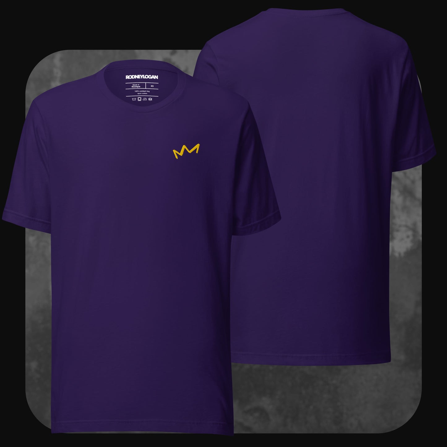 Dunkellilafarbenes T-Shirt mit gelbem Kronenlogo links auf der Brust. Rückseite ohne Aufdruck.