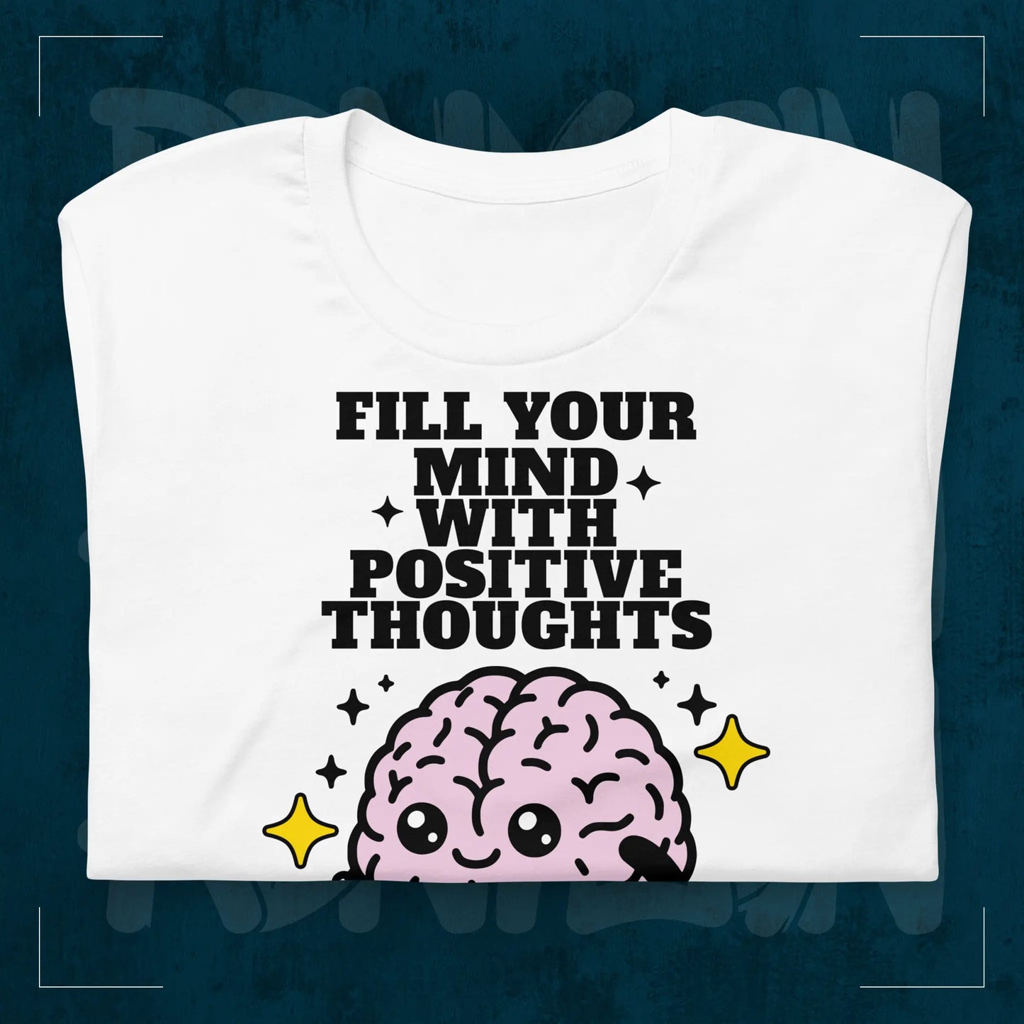 Weißes RodneyLogan Regular T-Shirt mit „Fill Your Mind With Positive Thoughts“-Motiv als Detailaufnahme auf dunkelblauem Hintergrund.