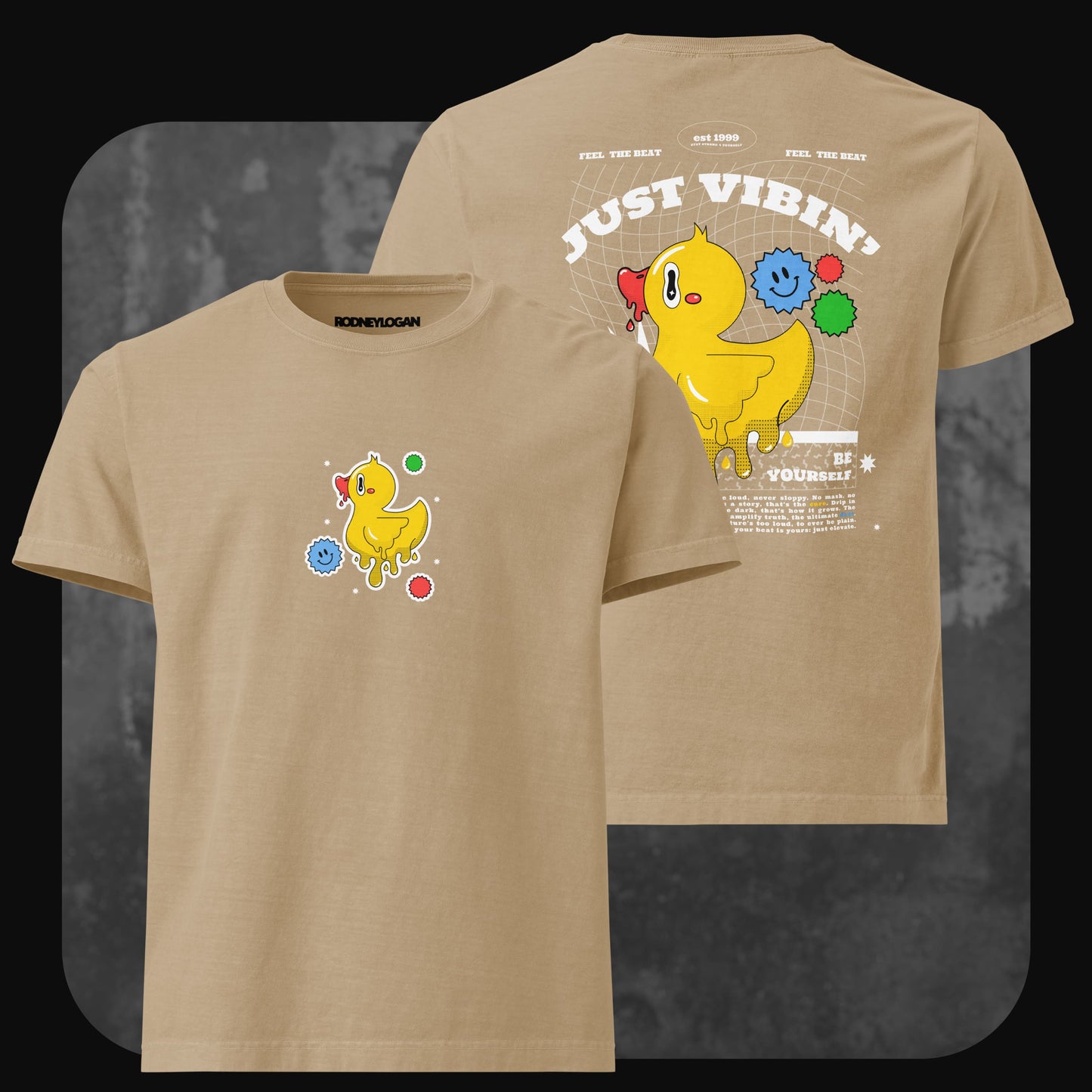 Beiges T-Shirt mit kleiner Frontgrafik einer gelben Cartoon-Ente und Symbolen. Rückseite mit großem Entenmotiv, „JUST VIBIN’“-Schriftzug und typografischen Elementen.