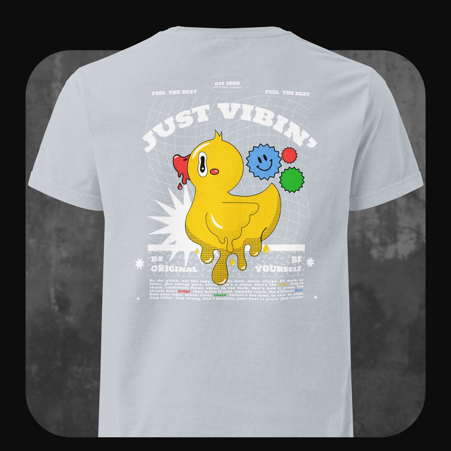 Hellgraues T-Shirt mit großem Rückendruck: Gelbe Cartoon-Ente, „JUST VIBIN’“-Schriftzug, bunte Symbole und „BE ORIGINAL – BE YOURSELF“.