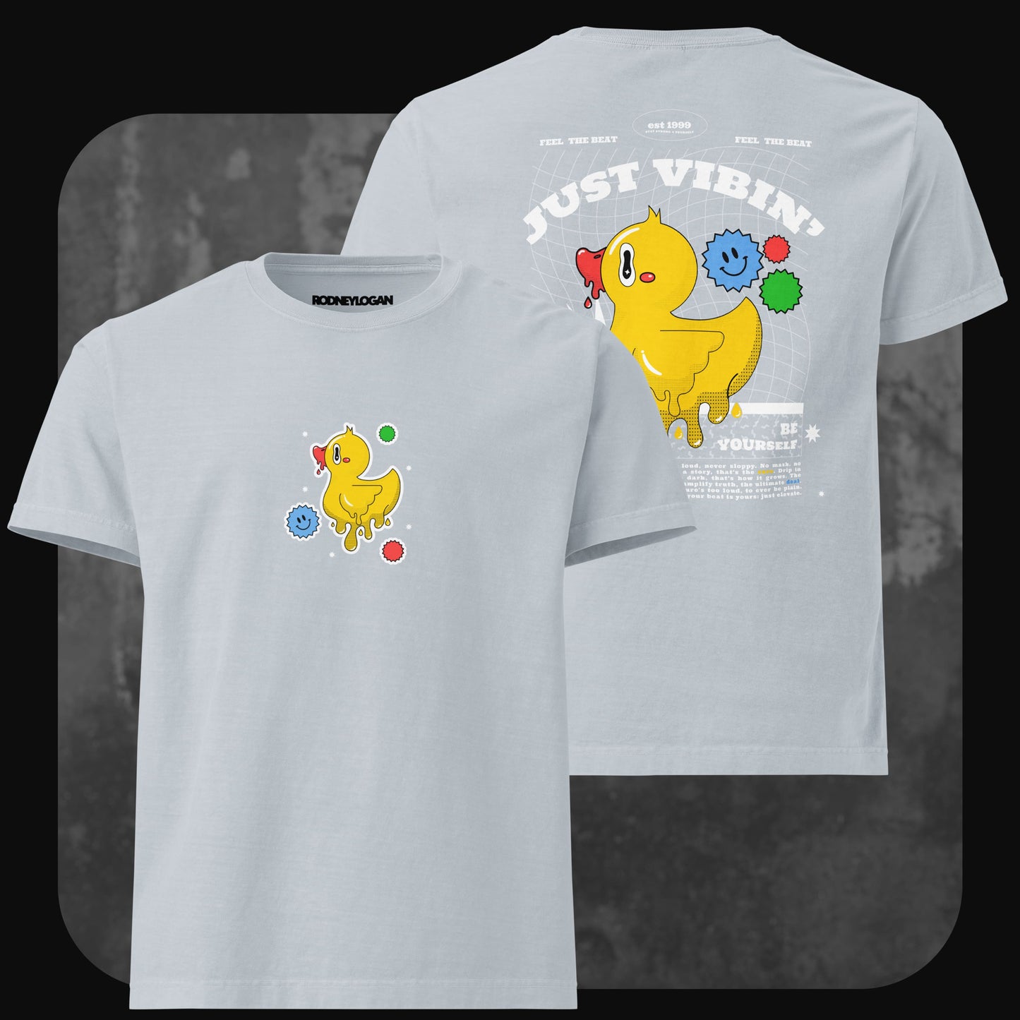 Hellgraues T-Shirt mit kleiner Frontgrafik einer gelben Cartoon-Ente. Auf der Rückseite große Ente mit „JUST VIBIN’“ Schriftzug und „BE YOURSELF“-Text.