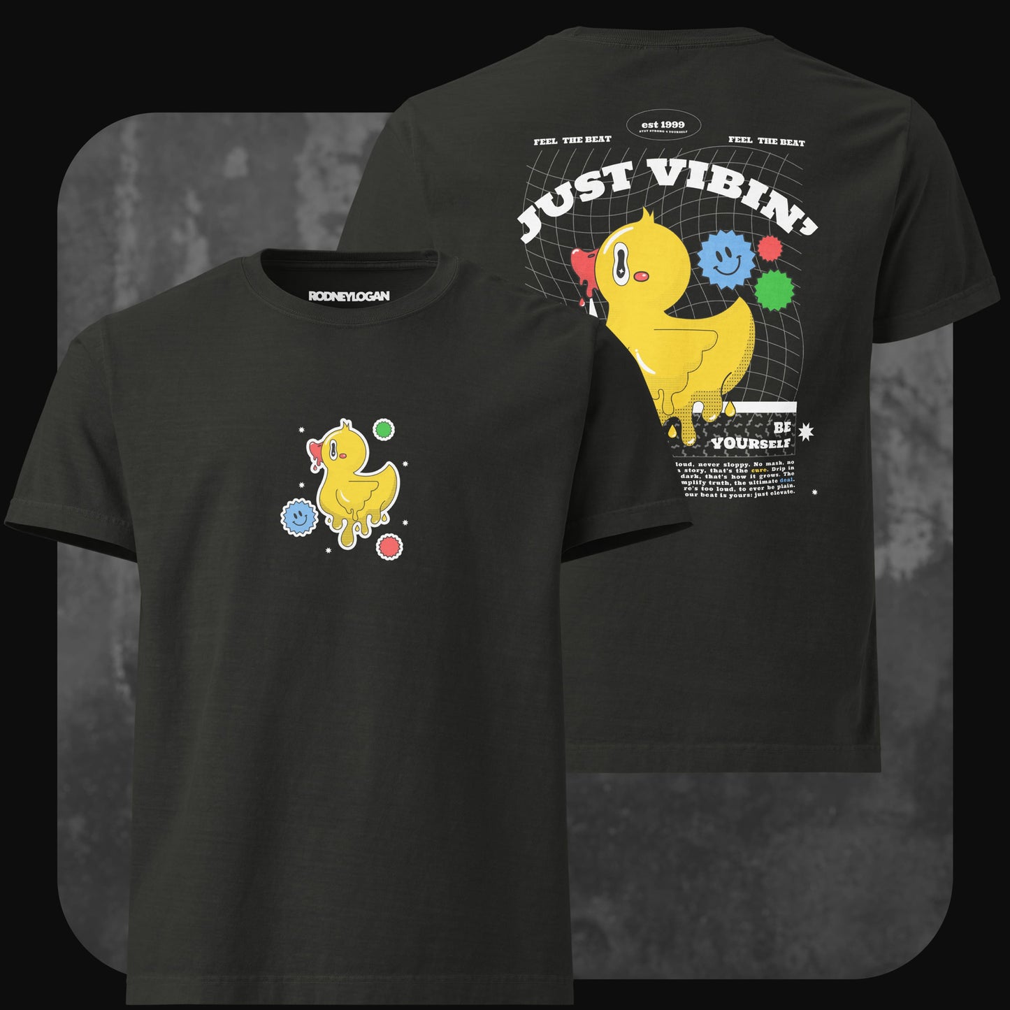 Schwarzes T-Shirt mit kleiner Entengrafik vorne und großem Rückendruck „JUST VIBIN’“, gelber Cartoon-Ente und bunten Symbolen.