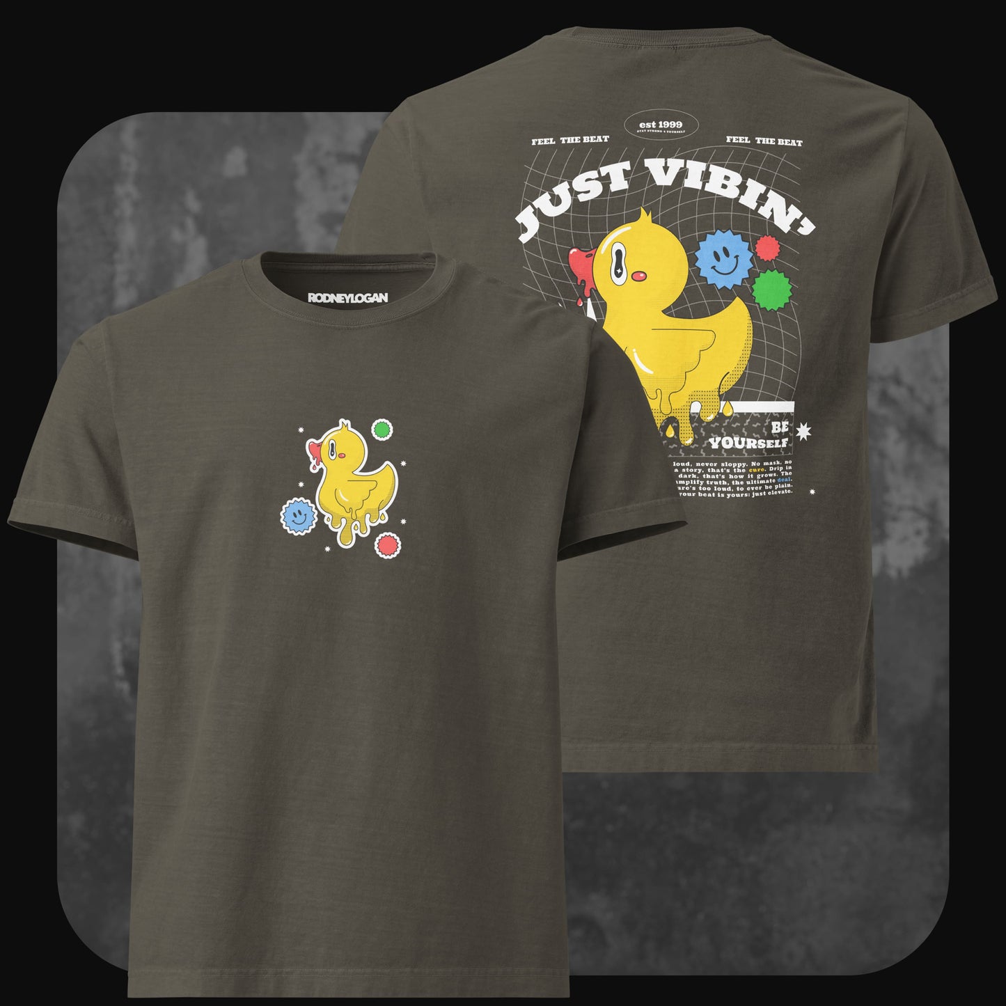 Olivgrünes T-Shirt mit kleiner Frontgrafik einer gelben Cartoon-Ente und bunten Symbolen. Rückseite mit großem Druck der Ente, Schriftzug „JUST VIBIN’“ sowie Text „BE ORIGINAL – BE YOURSELF“.