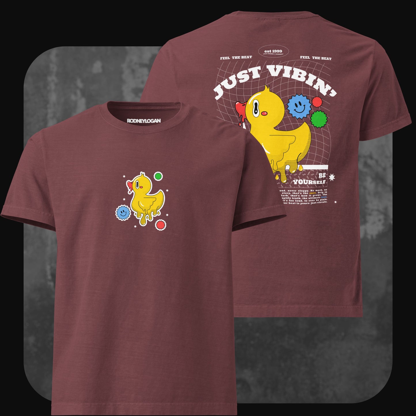 Weinrotes T-Shirt mit kleiner Entengrafik auf der Vorderseite. Rückendruck: „JUST VIBIN’“, große gelbe Ente und Schrift „BE ORIGINAL – BE YOURSELF“.