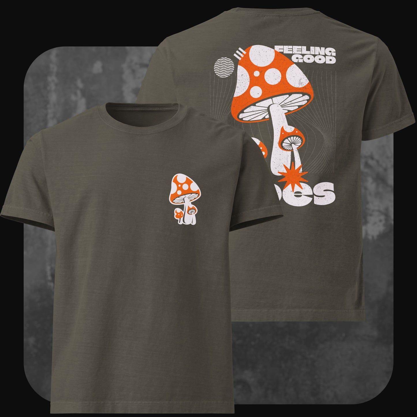 Olivgrünes T-Shirt mit kleinem Fliegenpilz vorne. Rückseite mit großem Pilz und weißem Text „Feeling Good Vibes“.