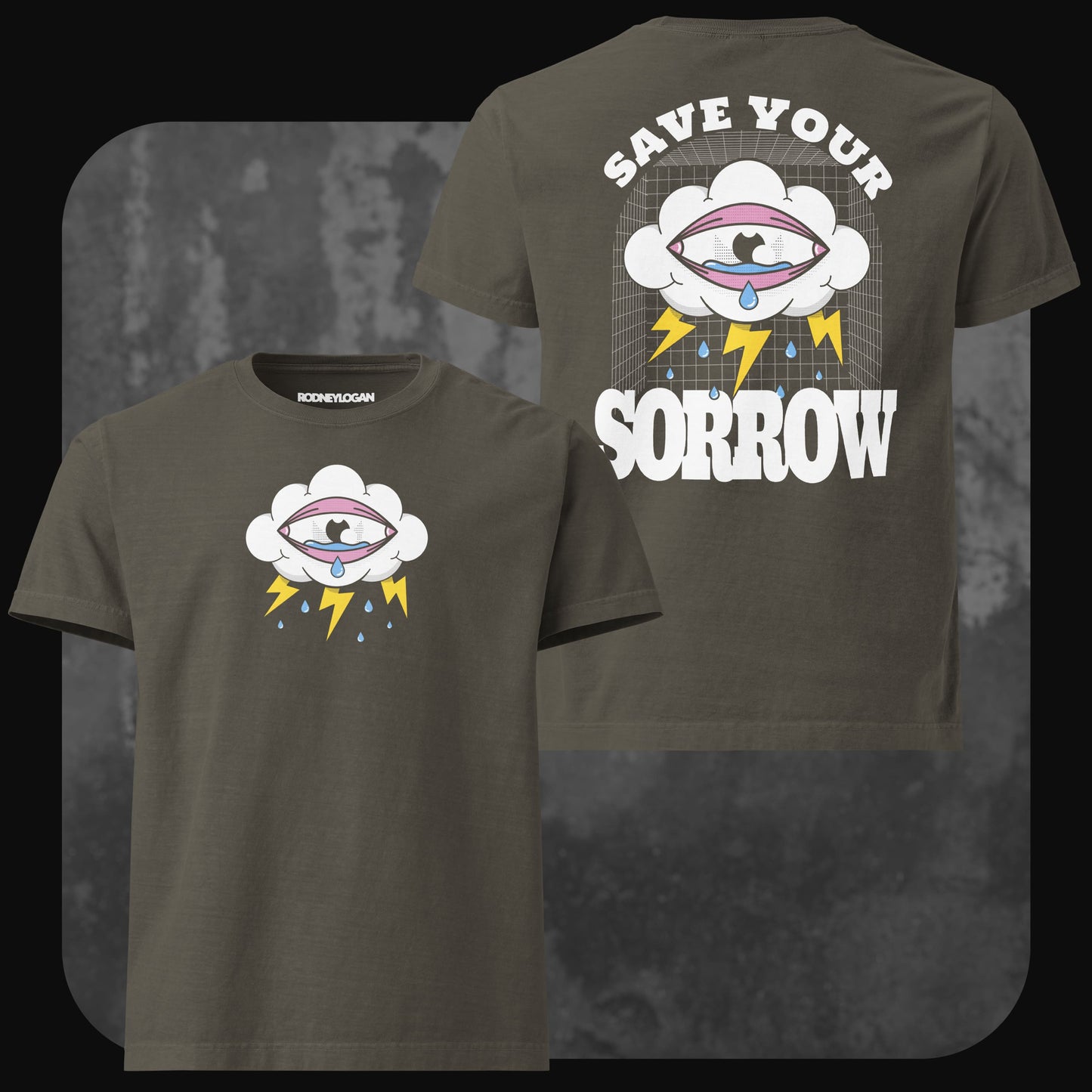Olivgrünes T-Shirt mit Cartoon-Grafik einer Wolke mit weinendem Auge und Blitzen auf der Vorderseite. Auf der Rückseite der große Druck mit Wolke, Auge, Blitzen, Regentropfen und dem Text „SAVE YOUR SORROW“.