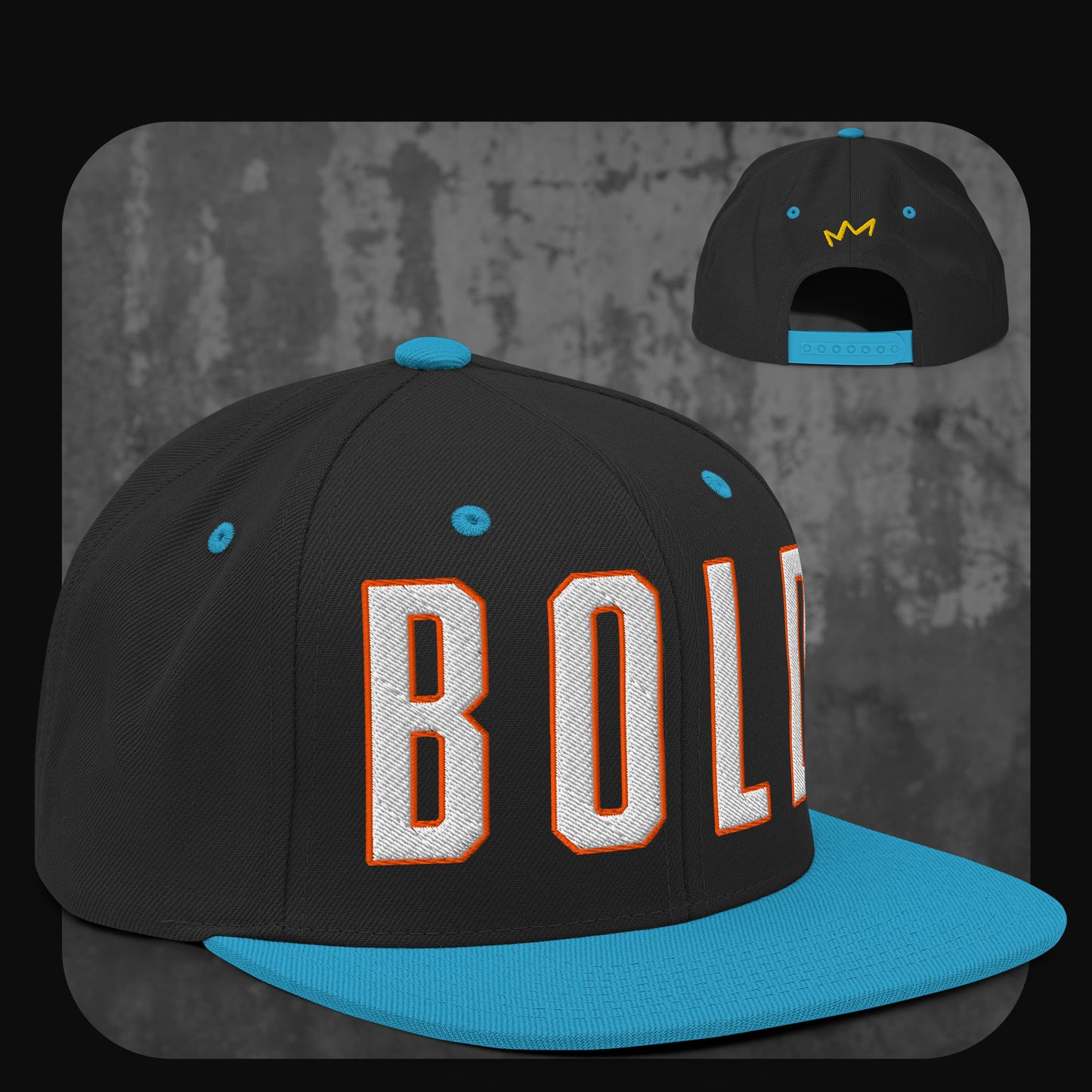 Schwarze Snapback-Cap mit blauer Krempe, blauen Ösen und blauem Knopf. Vorne steht das Wort „BOLD“ in großen weißen Blockbuchstaben mit orangefarbener Umrandung, hinten kleines gelbes Kronenlogo.