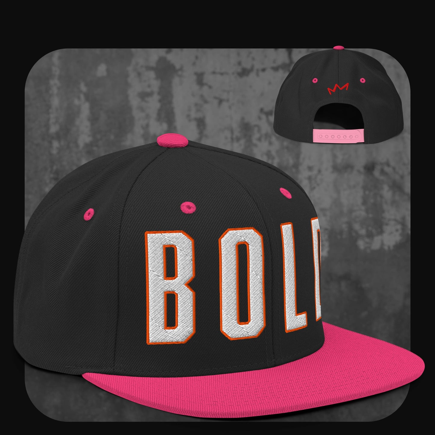 Schwarze Snapback-Cap mit pinker Krempe, pinken Ösen und pinkem Knopf. Auf der Vorderseite „BOLD“ in großen weißen Buchstaben mit oranger Umrandung, hinten kleine pinke Krone.
