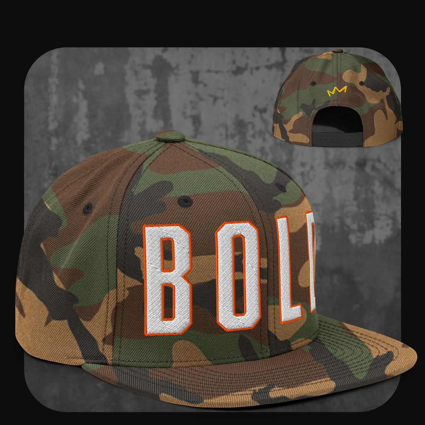 Snapback-Cap im grünen, braunen und schwarzen Camouflage-Muster. Vorne „BOLD“ in weißen Blockbuchstaben mit oranger Umrandung, hinten gelbes Kronenlogo.