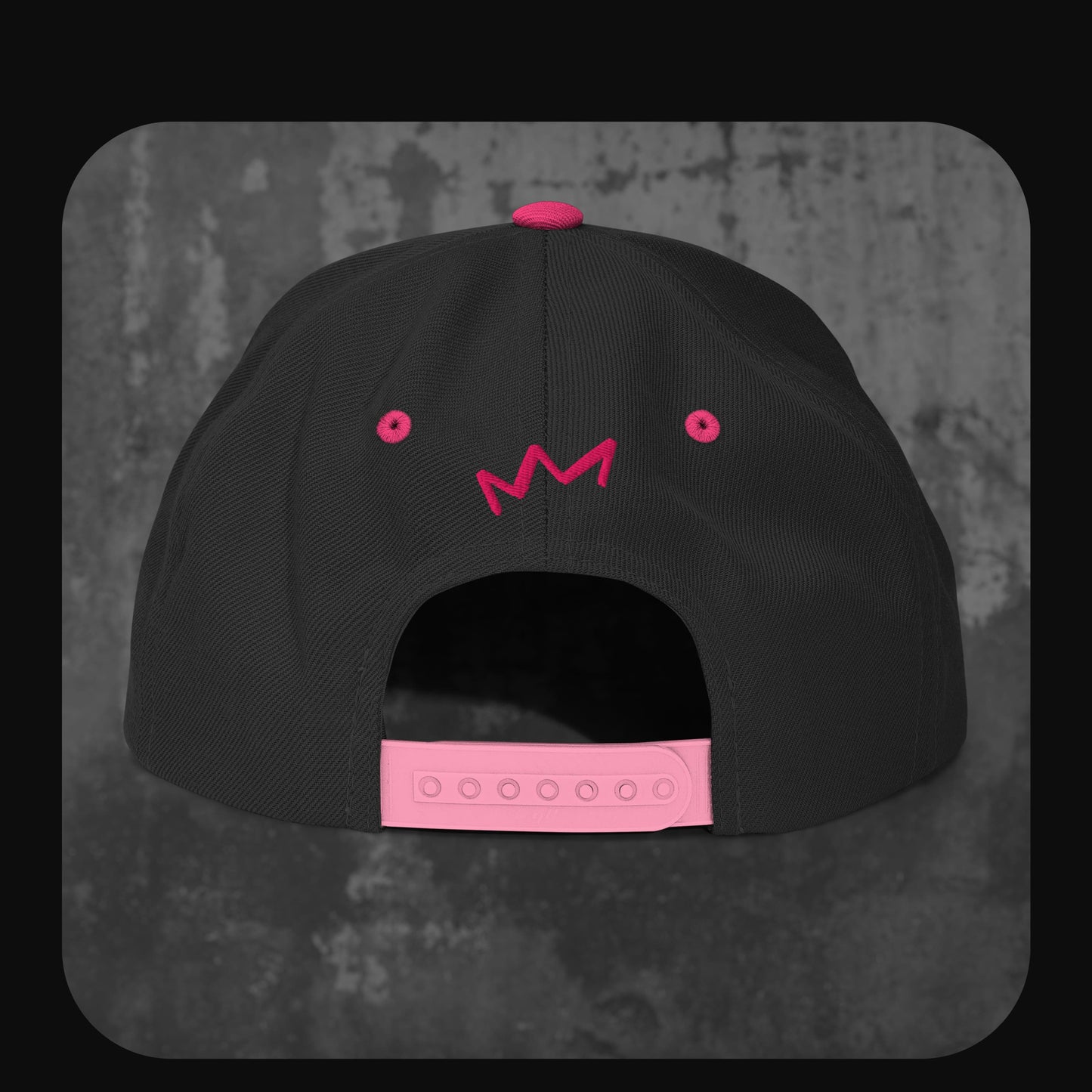 Rückseite der Rodney Logan Snapback Cap „Broken Heart“ mit pinkem Snap-Verschluss und gestickter Krone.