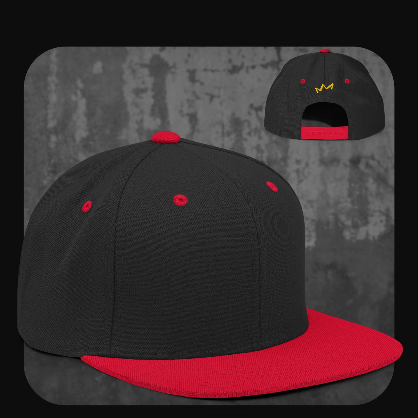 Schwarze Snapback-Cap mit rotem Schirm, Knopf, Stickösen und Verschluss – gelbe Krone auf der Rückseite.