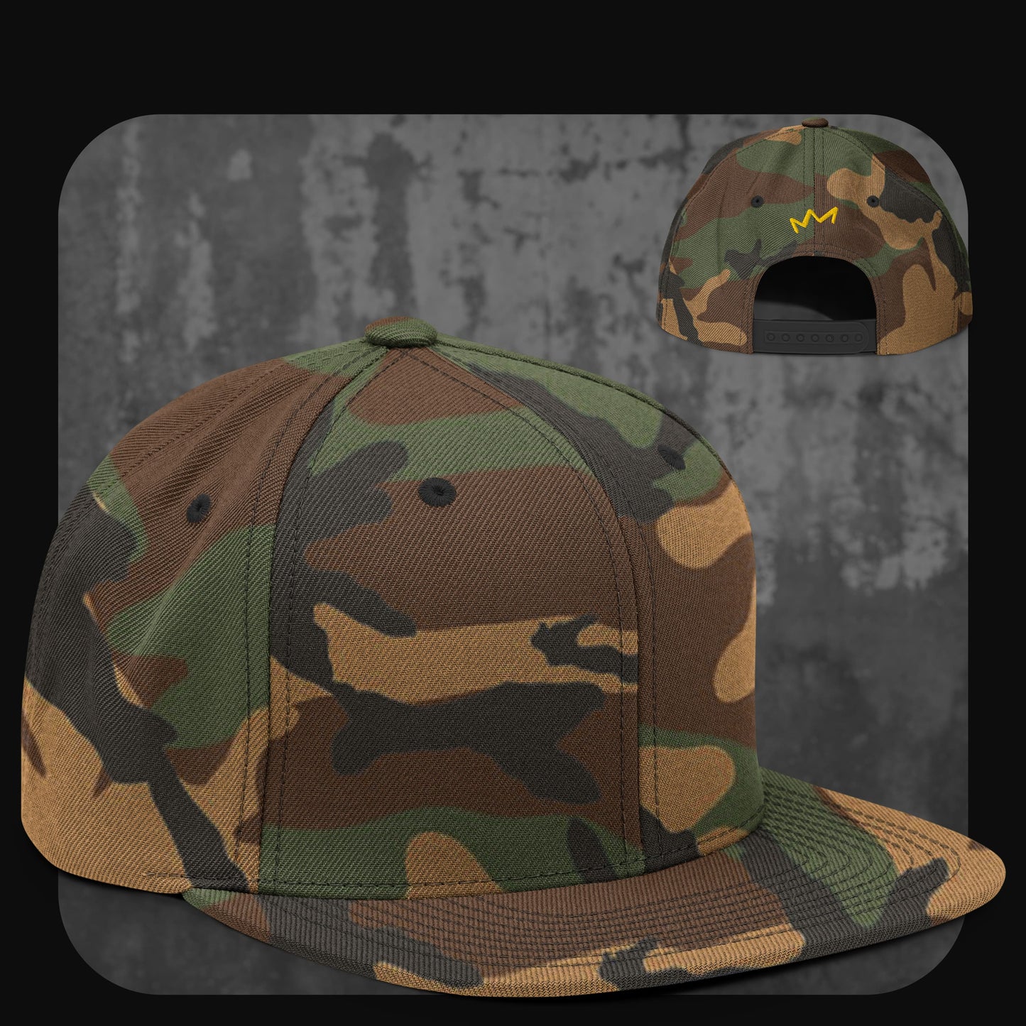 Snapback-Cap im Camouflage-Muster mit schwarzen Stickösen – schwarzer Verschluss und gelbe Krone auf der Rückseite.