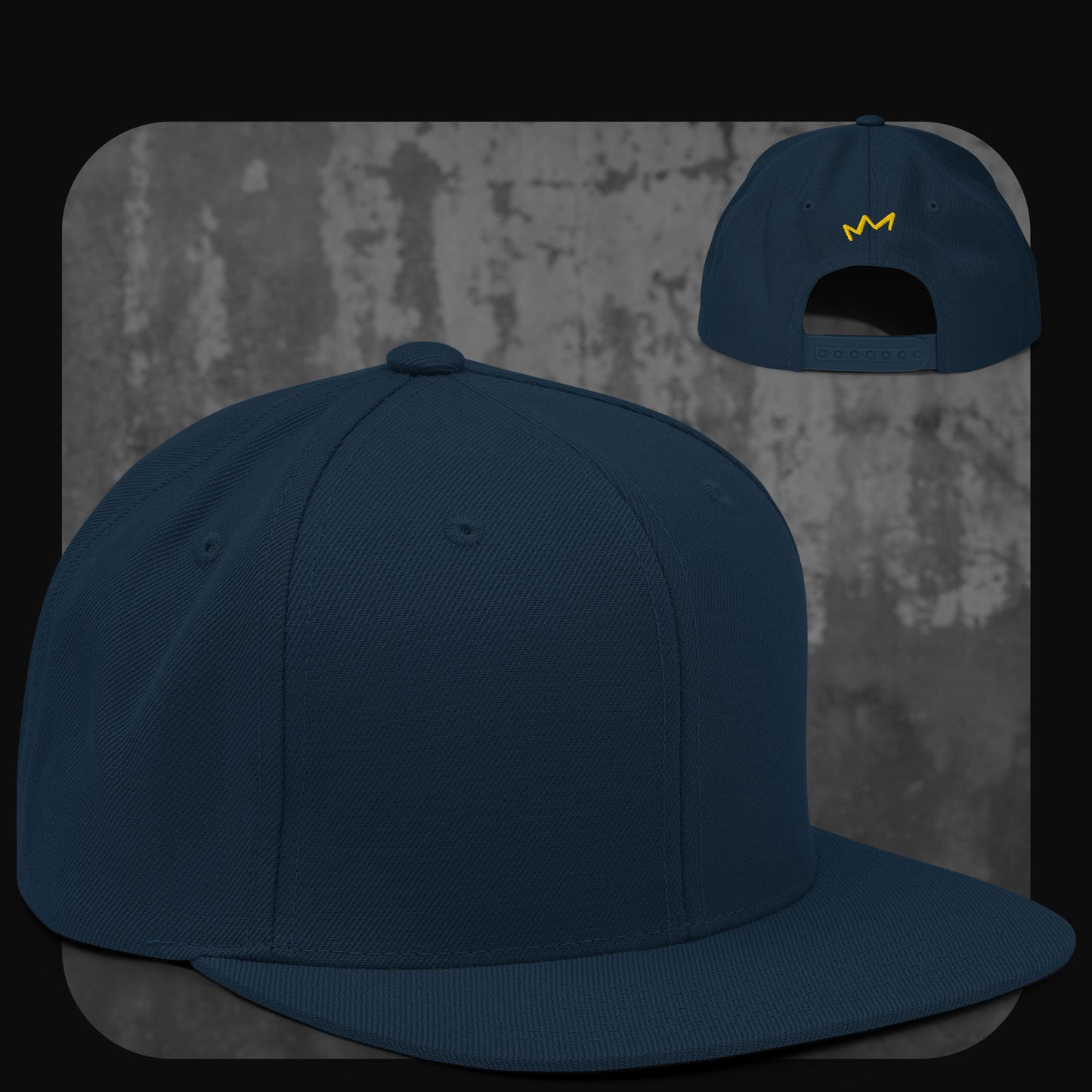 Dunkelblaue Snapback-Cap mit gleichfarbigem Schirm und Verschluss – gelbe Krone auf der Rückseite.