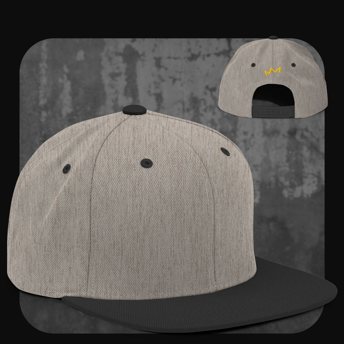 Melierte hellgraue Snapback-Cap mit schwarzem Schirm, Knopf, Stickösen und Verschluss – gelbe Krone auf der Rückseite.