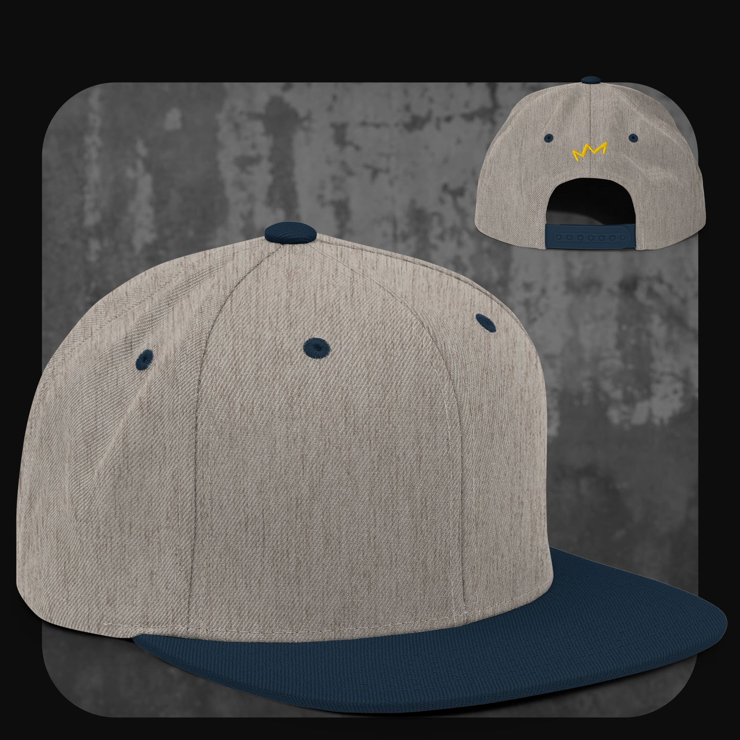 Snapback-Cap in meliertem Grau mit dunkelblauem Schirm, navyfarbenen Akzenten und gelbem Krönchen-Logo auf der Rückseite.