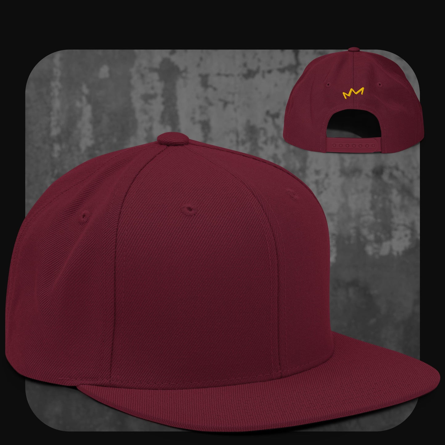 Snapback-Cap in Bordeauxrot mit Ton-in-Ton-Design und gelbem Krönchen-Logo auf der Rückseite.