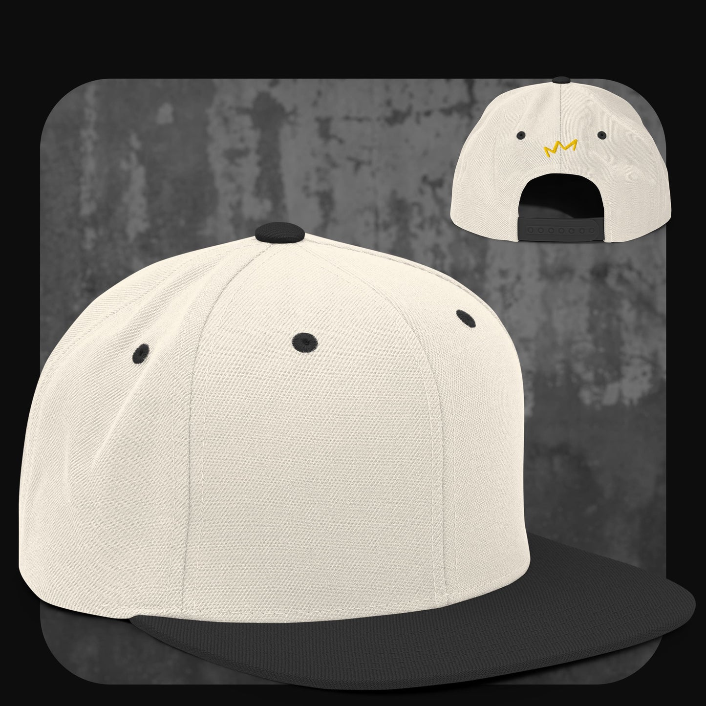 Snapback-Cap in natürlichem Offwhite mit schwarzem Schirm, schwarzen Akzenten und gelbem Krönchen-Logo auf der Rückseite.