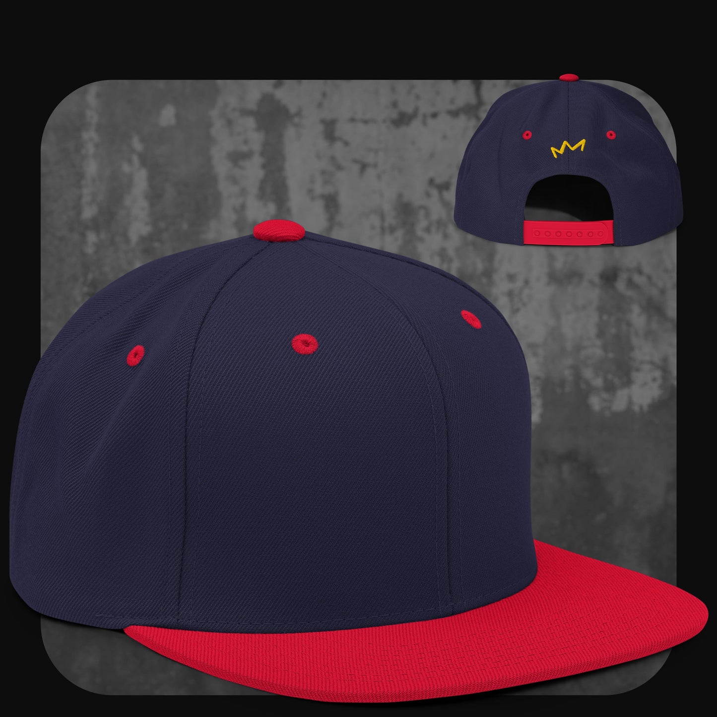 Dunkelblaue Snapback-Cap mit rotem Schirm, roten Akzenten und gelbem Krönchen-Logo auf der Rückseite.