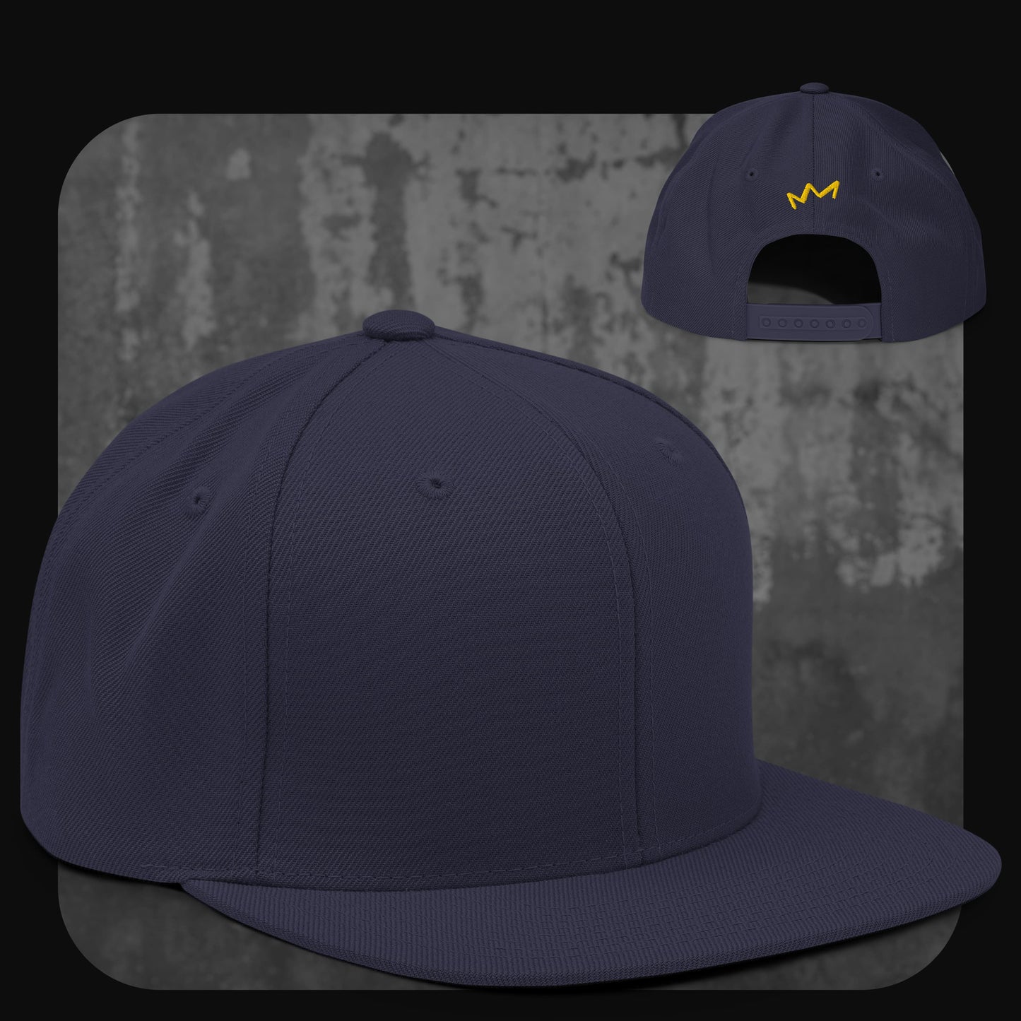 Dunkelblaue Snapback-Cap mit gleichfarbigem Schirm und Verschluss – gelbe Krone auf der Rückseite.