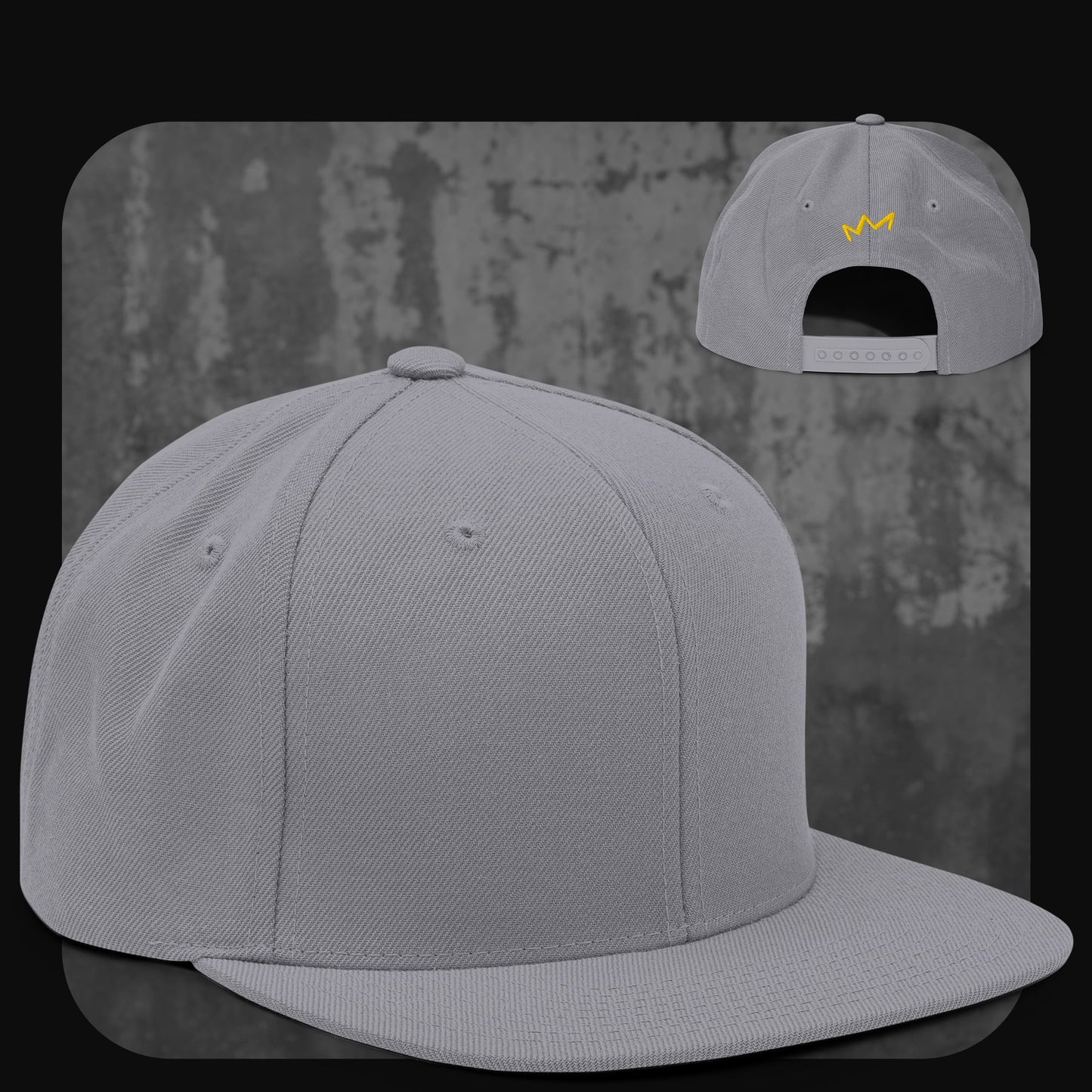 Helle graue Snapback-Cap in Silberoptik mit passendem Schirm und gelbem Krönchen-Logo auf der Rückseite.