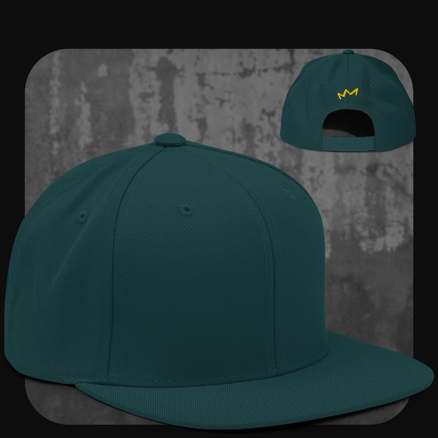 Dunkelgrüne Snapback-Cap in Spruce-Ton mit passendem Schirm und gelbem Krönchen-Logo auf der Rückseite.