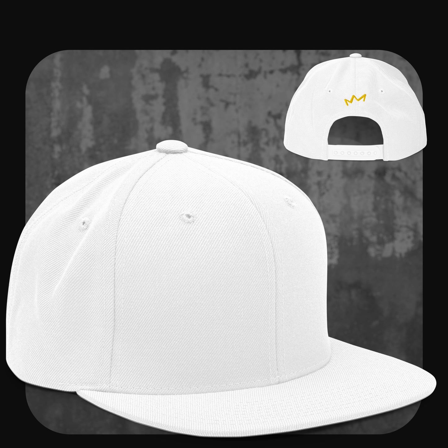 Reinweiße Snapback-Cap mit einheitlichem Look und gelbem Krönchen-Logo auf der Rückseite.