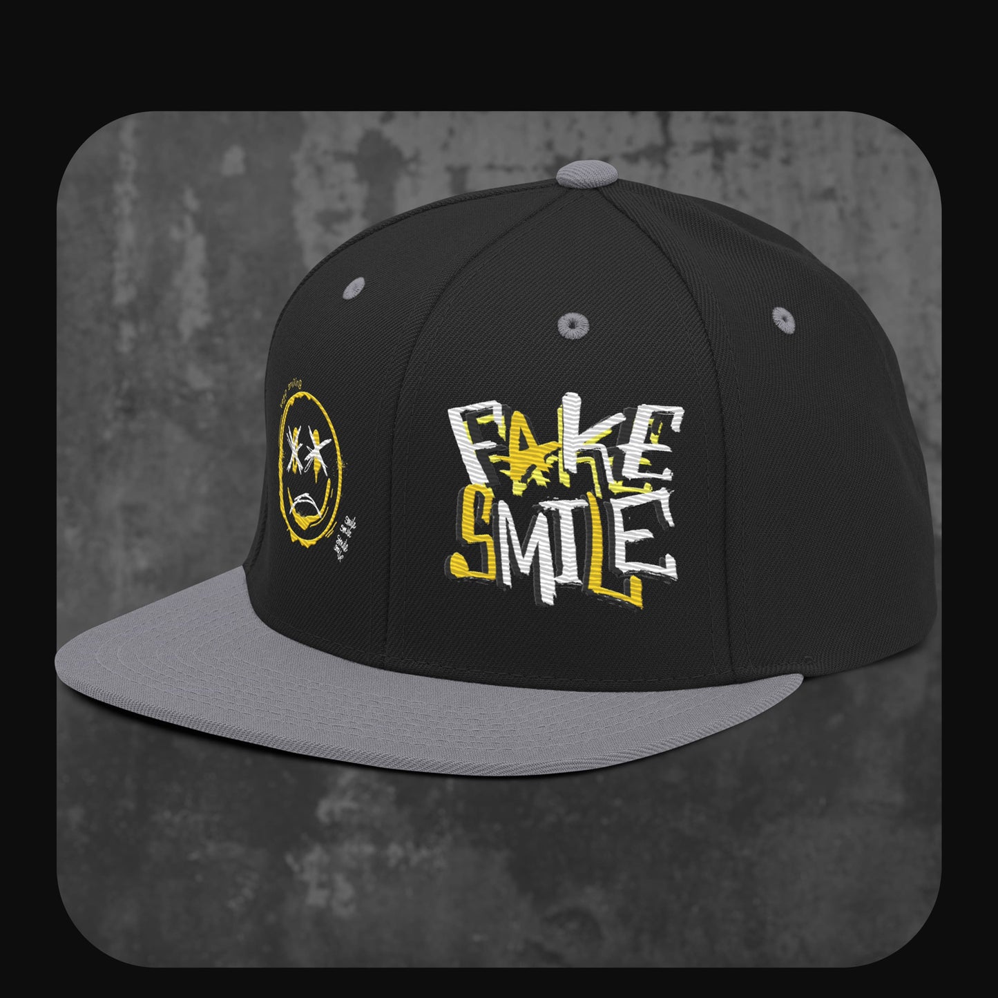 RodneyLogan Snapback Cap von vorne-links mit gelber Smiley-Stickerei und Fake Smile Schriftzug.