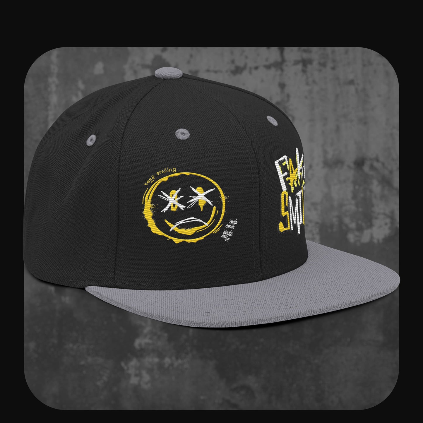 RodneyLogan Snapback Cap von vorne-rechts mit zweifarbigem Stickmotiv auf schwarzer Front.