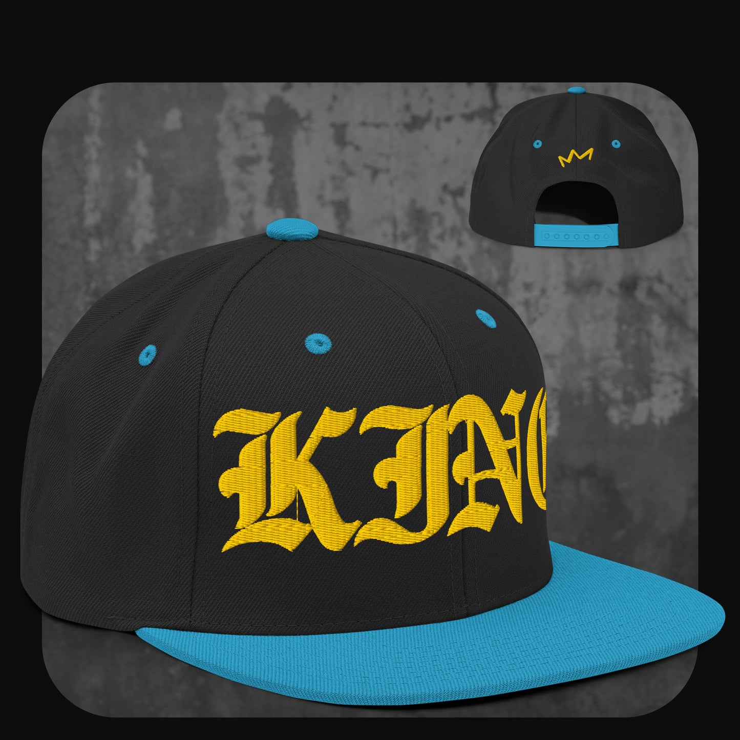 Schwarze Snapback-Cap mit blauer Krempe, blauen Ösen und blauem Knopf. Auf der Vorderseite steht „KING“ in gelber Frakturschrift, auf der Rückseite ist eine kleine gelbe Krone gestickt.