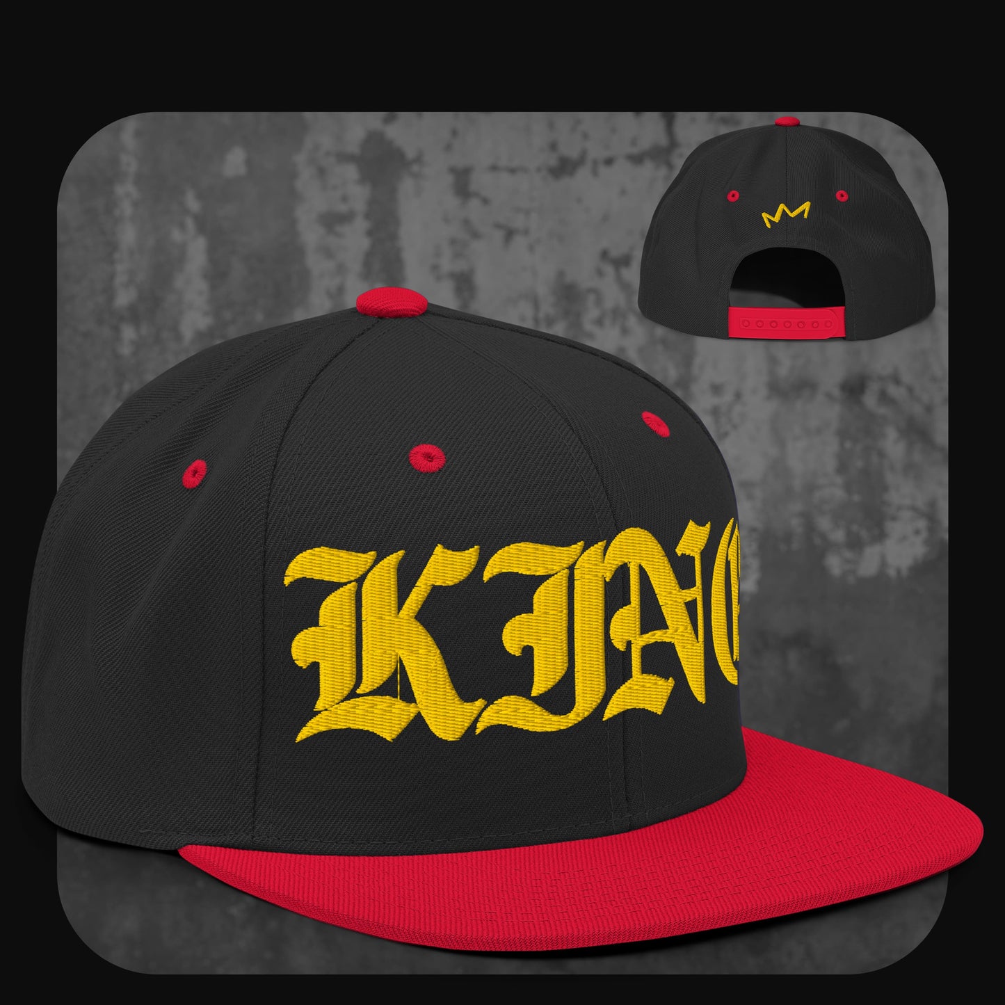 Schwarze Snapback-Cap mit roter Krempe, roten Ösen und rotem Knopf. Vorne gelber „KING“-Schriftzug in Frakturschrift, hinten gelbe Krone.