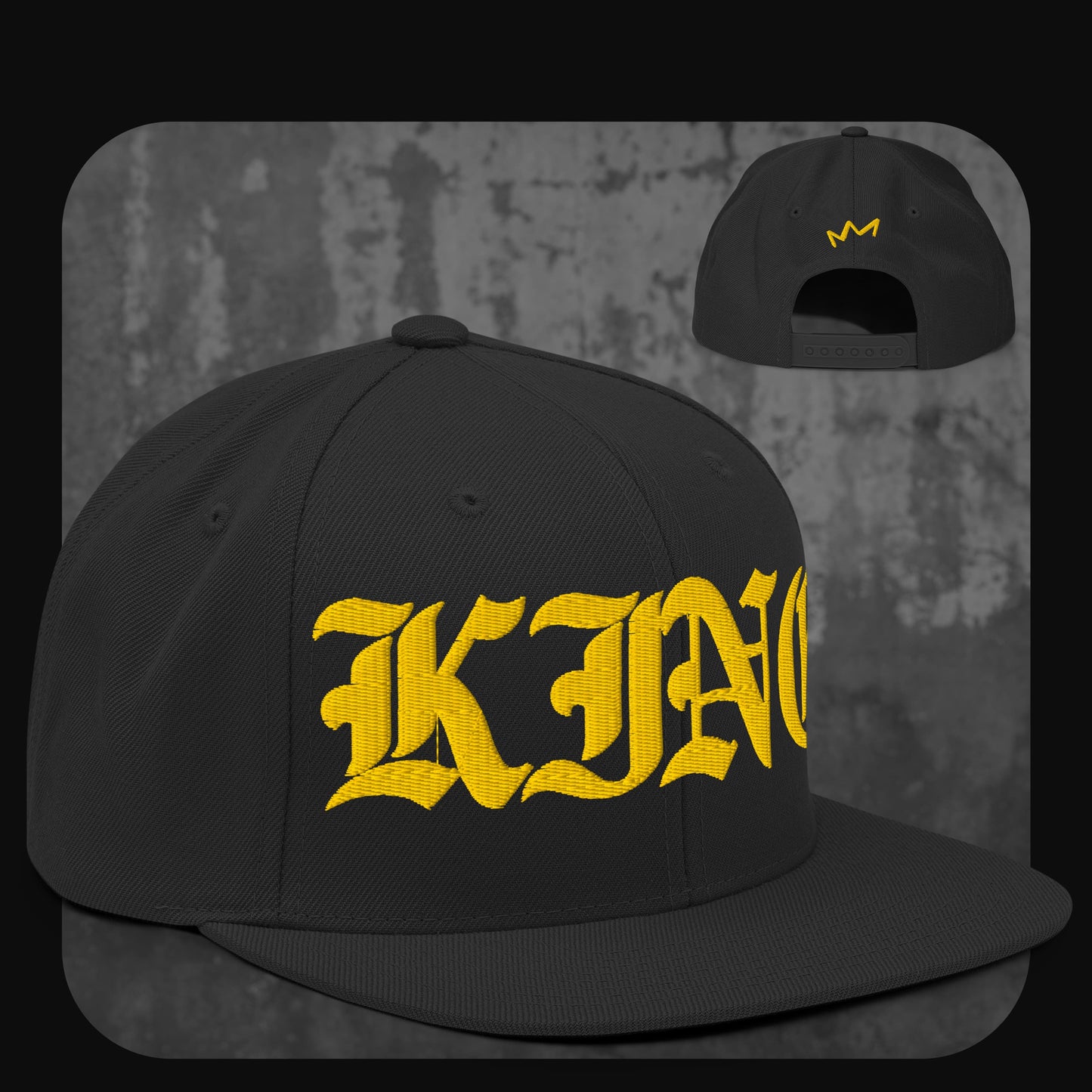 Schwarze Snapback-Cap mit schwarzer Krempe und schwarzen Ösen. Auf der Vorderseite befindet sich der gelbe Schriftzug „KING“ in Frakturschrift, hinten eine kleine gelbe Krone.