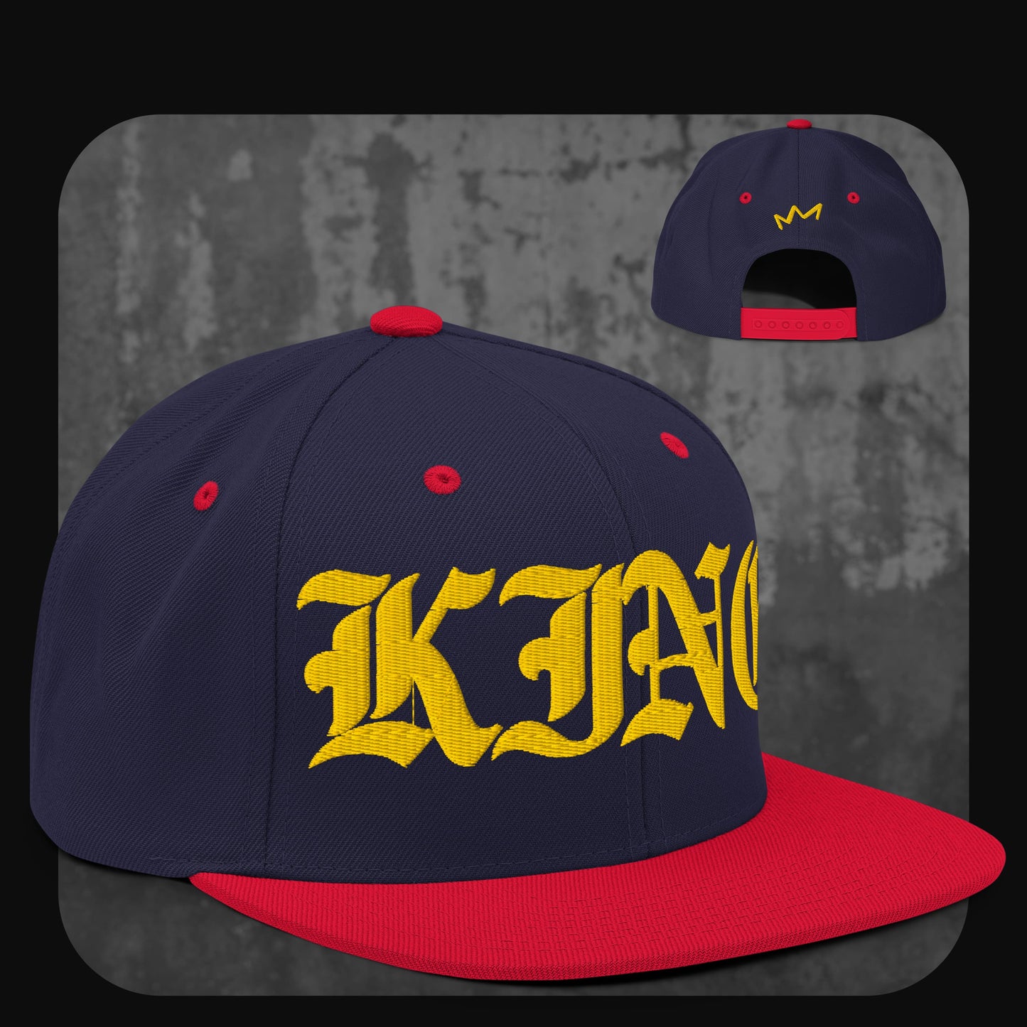 Dunkelblaue Snapback-Cap mit roter Krempe, roten Ösen und rotem Knopf. Vorne gelber Schriftzug „KING“ in Frakturschrift, hinten gelbes Kronenlogo.
