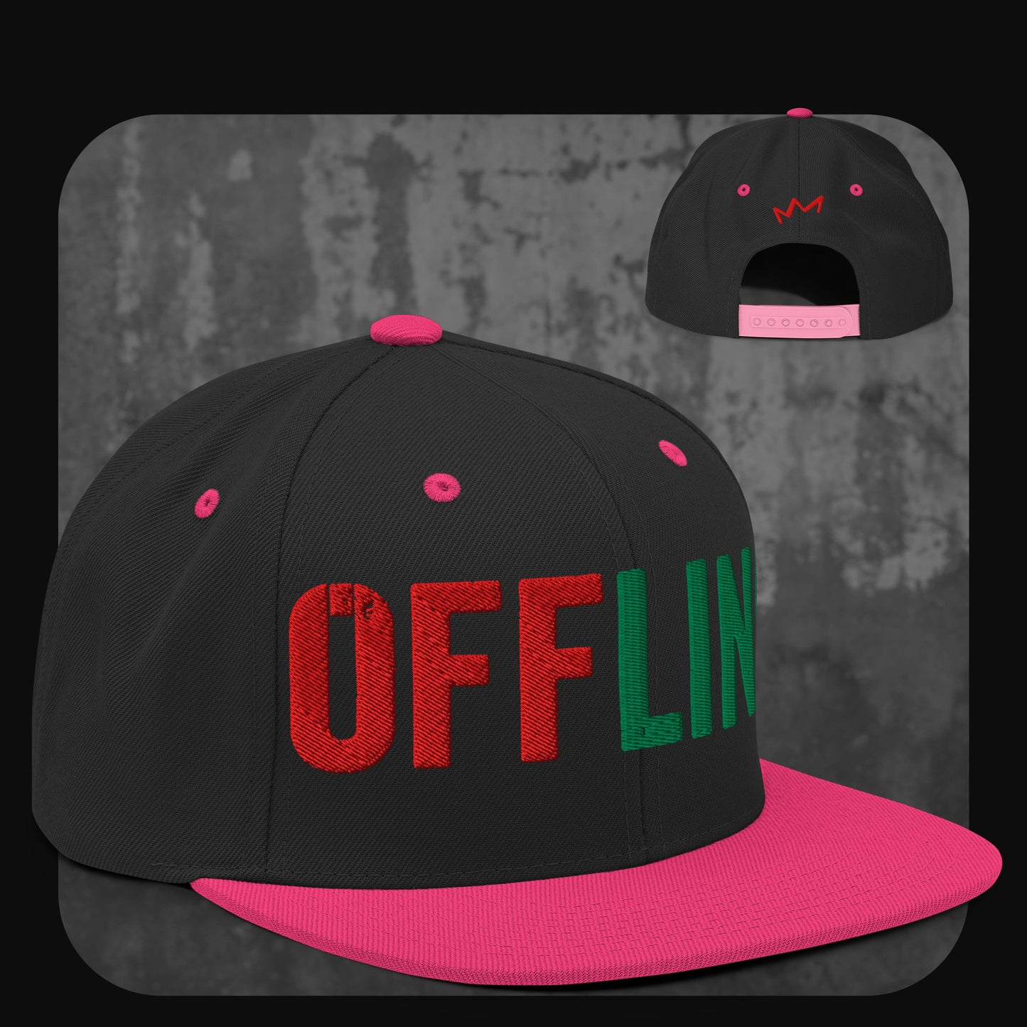 Schwarze Snapback-Cap mit pinker Krempe, pinken Ösen und pinkem Knopf. Auf der Vorderseite gestickter „OFFLINE“-Schriftzug in Rot und Grün, hinten kleine pinke Krone.