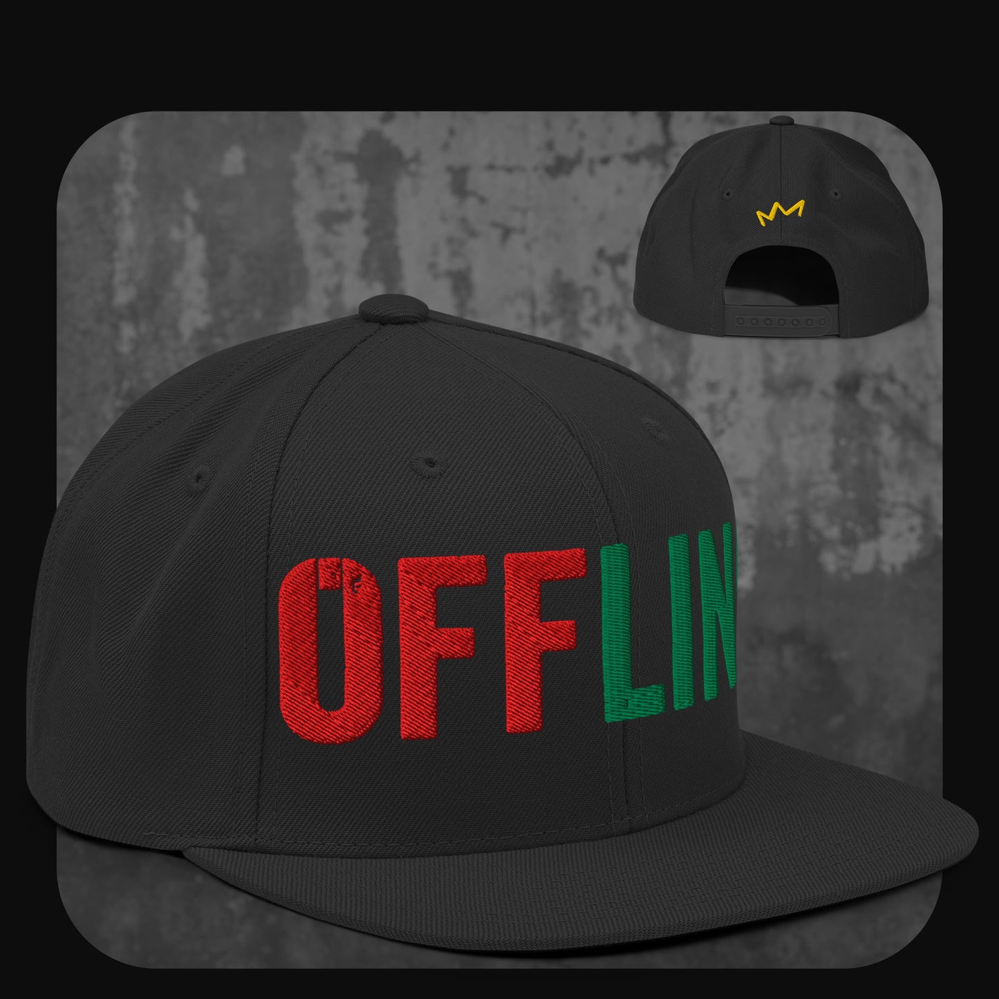 Schwarze Snapback-Cap mit blauer Krempe, blauen Ösen und blauem Knopf. Auf der Vorderseite steht „OFFLINE“ in großen Blockbuchstaben, wobei „OFF“ in Rot und „LINE“ in Grün gestickt ist, hinten kleine gelbe Krone.
